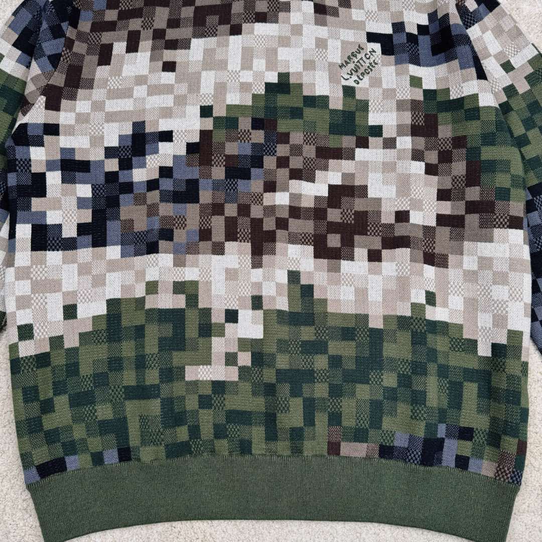 图片[7]-LOUIS VUITTON SS24 菲董联名系列 迷彩字母提花图案圆领套头长袖卫衣 Lv迷彩格子套头毛衣 15600￥纱线采用【2/32支100%精梳棉8色】【黑色为现货纱】另外【7色为订染】织片为【16针STOLL进口机】【织片时间320/件】【16针较细纱线8色同时织】加上多种组织提花 增加了织机难度 爆洞多 有的可修补 有的无法修补 导致次品多【缝盘22针缝合】【绣花需要二次埋夹】领、衫脚、袖口都需要挑口共5个 绣花加了热容胶 需烫胶 前面织片漏针已经查补过一次 后整还有少许漏针 需再次查补 确保品质 钻为订做 进口的 烫钻需要对位置 所以速度较慢 整件衣服的每一道工序都比较慢费时间 出货周期大概在两个月时间 复杂的工艺加上费时的工期基本没有同行开发这款服饰 尺码：XS S M L-选品中心