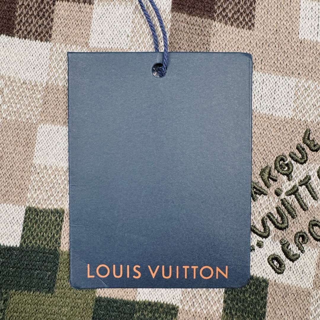 图片[16]-LOUIS VUITTON SS24 菲董联名系列 迷彩字母提花图案圆领套头长袖卫衣 Lv迷彩格子套头毛衣 15600￥纱线采用【2/32支100%精梳棉8色】【黑色为现货纱】另外【7色为订染】织片为【16针STOLL进口机】【织片时间320/件】【16针较细纱线8色同时织】加上多种组织提花 增加了织机难度 爆洞多 有的可修补 有的无法修补 导致次品多【缝盘22针缝合】【绣花需要二次埋夹】领、衫脚、袖口都需要挑口共5个 绣花加了热容胶 需烫胶 前面织片漏针已经查补过一次 后整还有少许漏针 需再次查补 确保品质 钻为订做 进口的 烫钻需要对位置 所以速度较慢 整件衣服的每一道工序都比较慢费时间 出货周期大概在两个月时间 复杂的工艺加上费时的工期基本没有同行开发这款服饰 尺码：XS S M L-选品中心