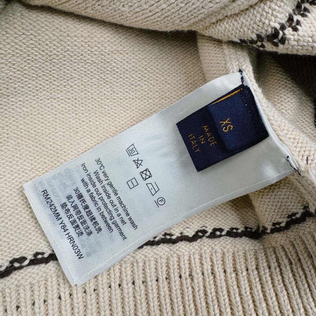 图片[14]-＃GD广顶 LOUIS VUITTON x Tyler SS24 Logo字母嵌花单排扣V领长袖针织衫 奶油色 LV24早秋手工缝线开衫 王嘉尔同款 购入原版操作 原版拆解分析 材质是特殊的带子纱 需要用棉纱用专用的带子机织成带子 然后在用带子织衣服 有点在于整件衣服非常板正 不会变形 口袋是特殊立体圆弧形设计 明线设计需要用到进口斯托尔专业的嵌花机 定制牛角扣 辅料按编号定做 尺码：XS S M L-选品中心