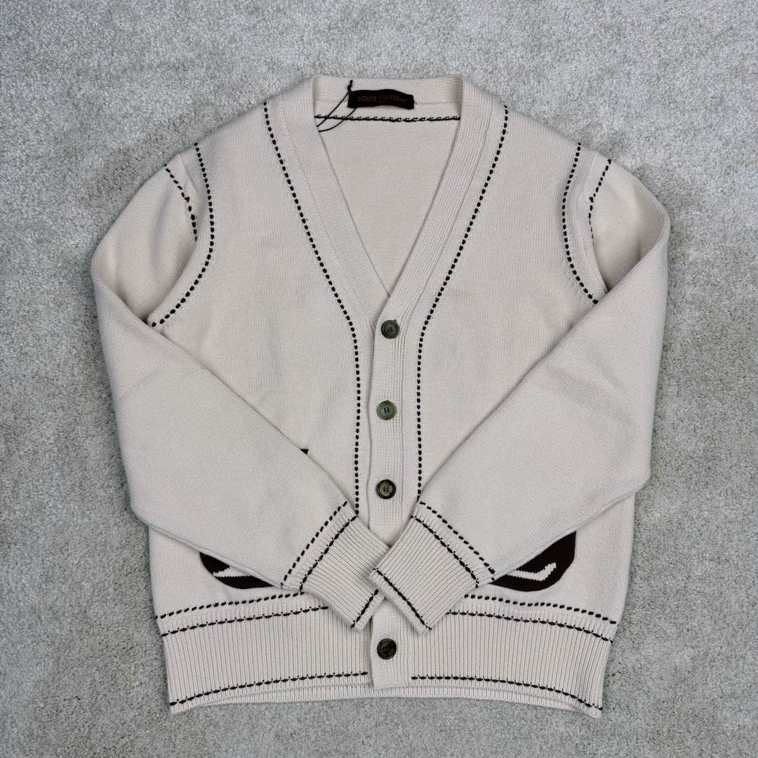 图片[2]-＃GD广顶 LOUIS VUITTON x Tyler SS24 Logo字母嵌花单排扣V领长袖针织衫 奶油色 LV24早秋手工缝线开衫 王嘉尔同款 购入原版操作 原版拆解分析 材质是特殊的带子纱 需要用棉纱用专用的带子机织成带子 然后在用带子织衣服 有点在于整件衣服非常板正 不会变形 口袋是特殊立体圆弧形设计 明线设计需要用到进口斯托尔专业的嵌花机 定制牛角扣 辅料按编号定做 尺码：XS S M L-选品中心