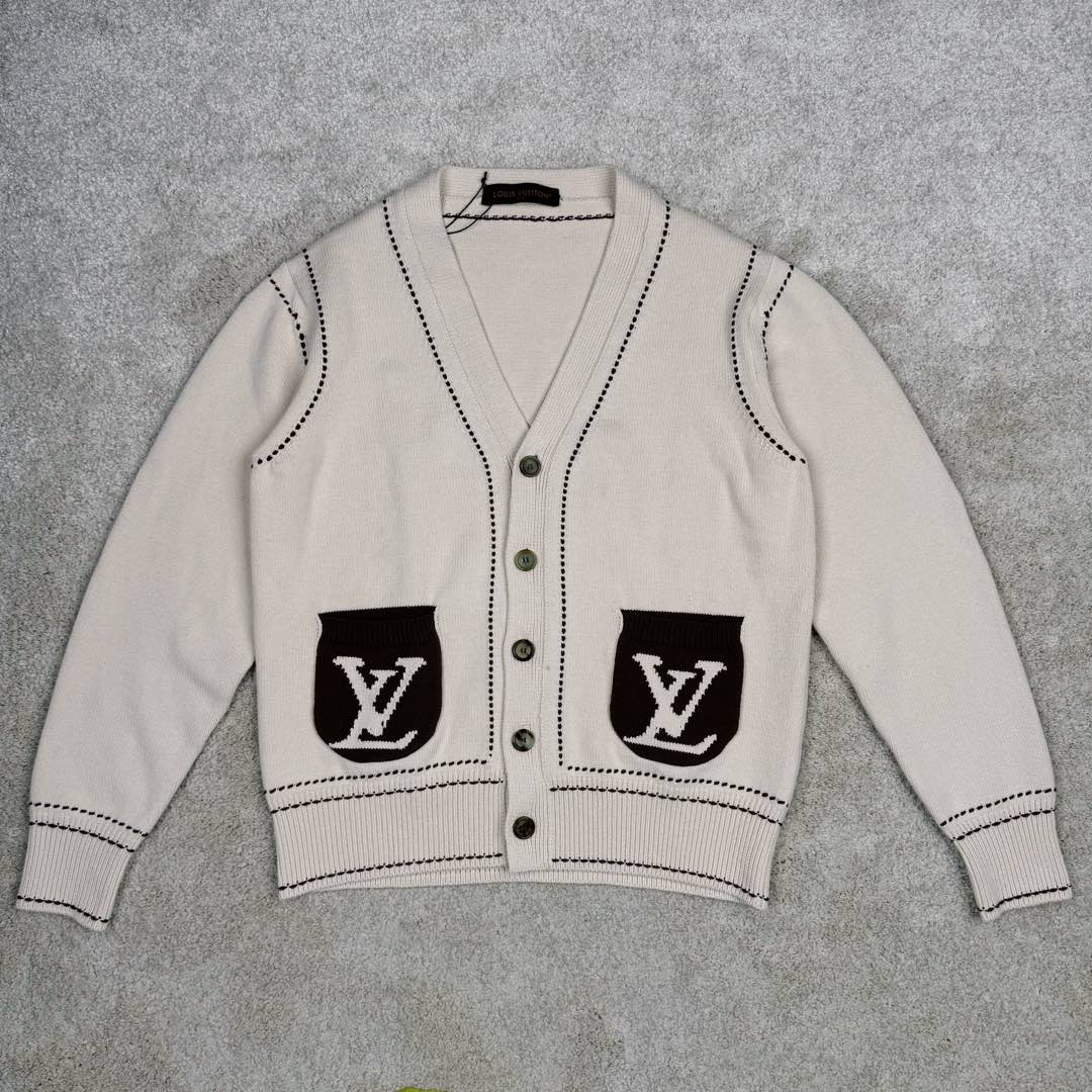 ＃GD广顶 LOUIS VUITTON x Tyler SS24 Logo字母嵌花单排扣V领长袖针织衫 奶油色 LV24早秋手工缝线开衫 王嘉尔同款 购入原版操作 原版拆解分析 材质是特殊的带子纱 需要用棉纱用专用的带子机织成带子 然后在用带子织衣服 有点在于整件衣服非常板正 不会变形 口袋是特殊立体圆弧形设计 明线设计需要用到进口斯托尔专业的嵌花机 定制牛角扣 辅料按编号定做 尺码：XS S M L-选品中心