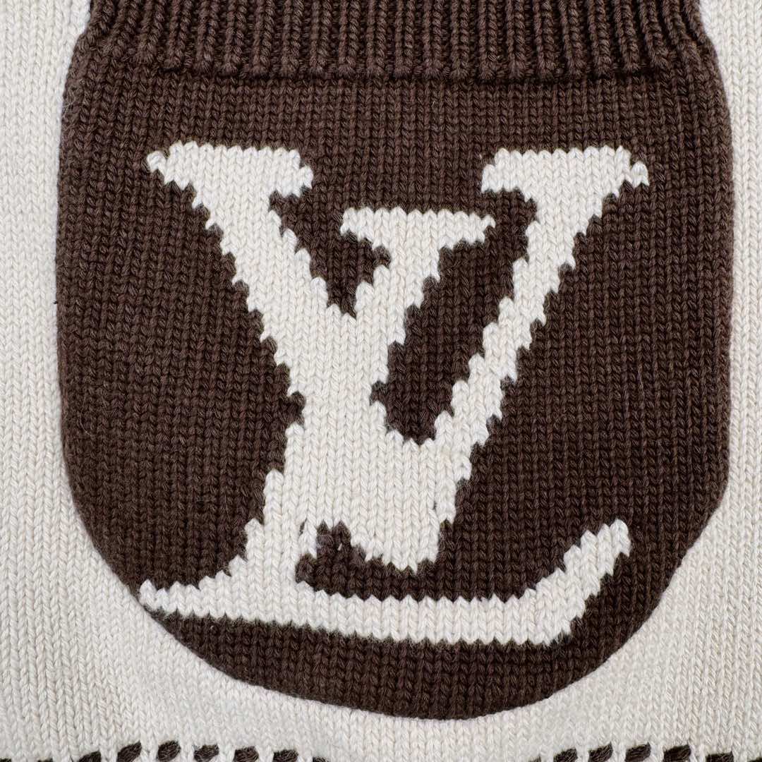 图片[11]-＃GD广顶 LOUIS VUITTON x Tyler SS24 Logo字母嵌花单排扣V领长袖针织衫 奶油色 LV24早秋手工缝线开衫 王嘉尔同款 购入原版操作 原版拆解分析 材质是特殊的带子纱 需要用棉纱用专用的带子机织成带子 然后在用带子织衣服 有点在于整件衣服非常板正 不会变形 口袋是特殊立体圆弧形设计 明线设计需要用到进口斯托尔专业的嵌花机 定制牛角扣 辅料按编号定做 尺码：XS S M L-选品中心