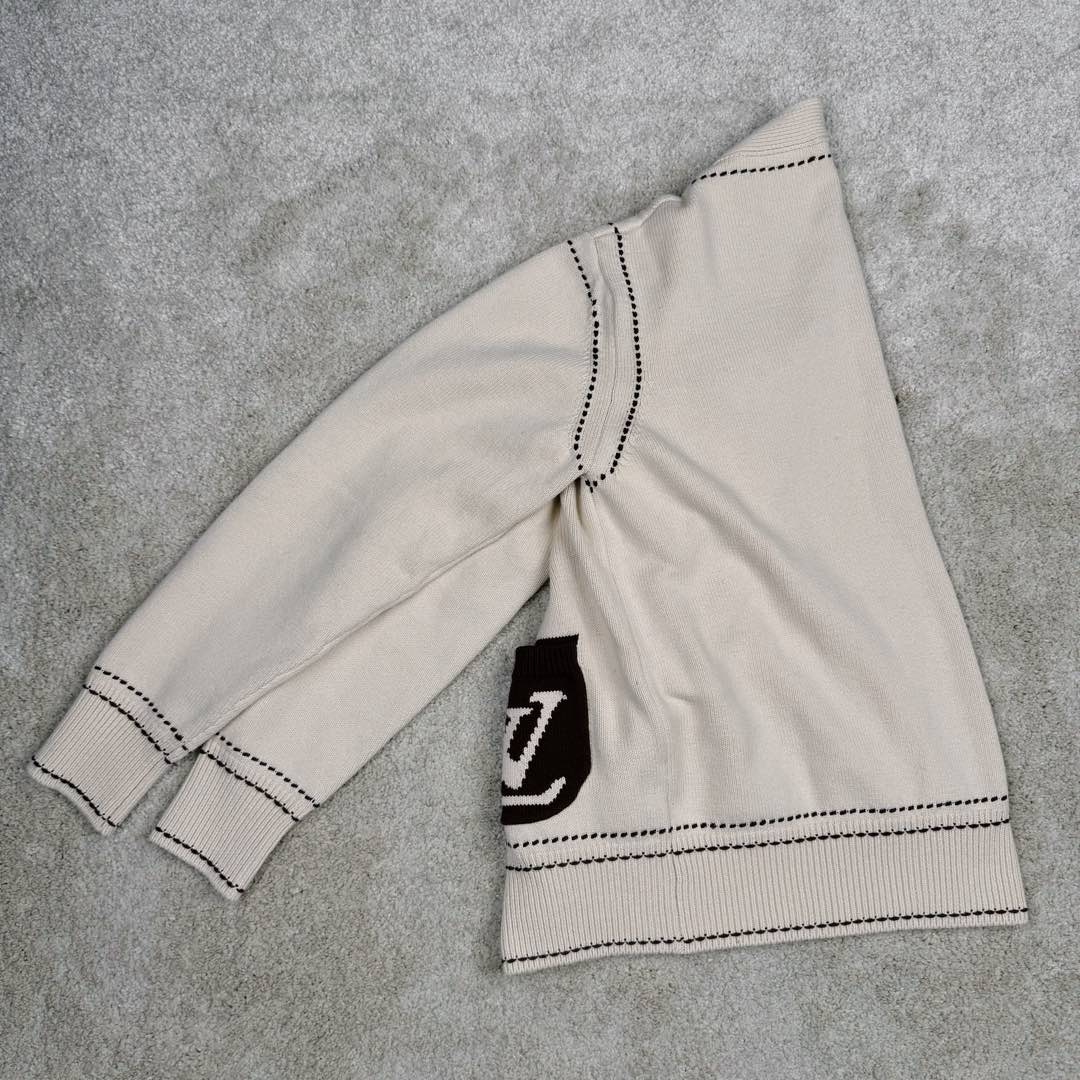 图片[4]-＃GD广顶 LOUIS VUITTON x Tyler SS24 Logo字母嵌花单排扣V领长袖针织衫 奶油色 LV24早秋手工缝线开衫 王嘉尔同款 购入原版操作 原版拆解分析 材质是特殊的带子纱 需要用棉纱用专用的带子机织成带子 然后在用带子织衣服 有点在于整件衣服非常板正 不会变形 口袋是特殊立体圆弧形设计 明线设计需要用到进口斯托尔专业的嵌花机 定制牛角扣 辅料按编号定做 尺码：XS S M L-选品中心