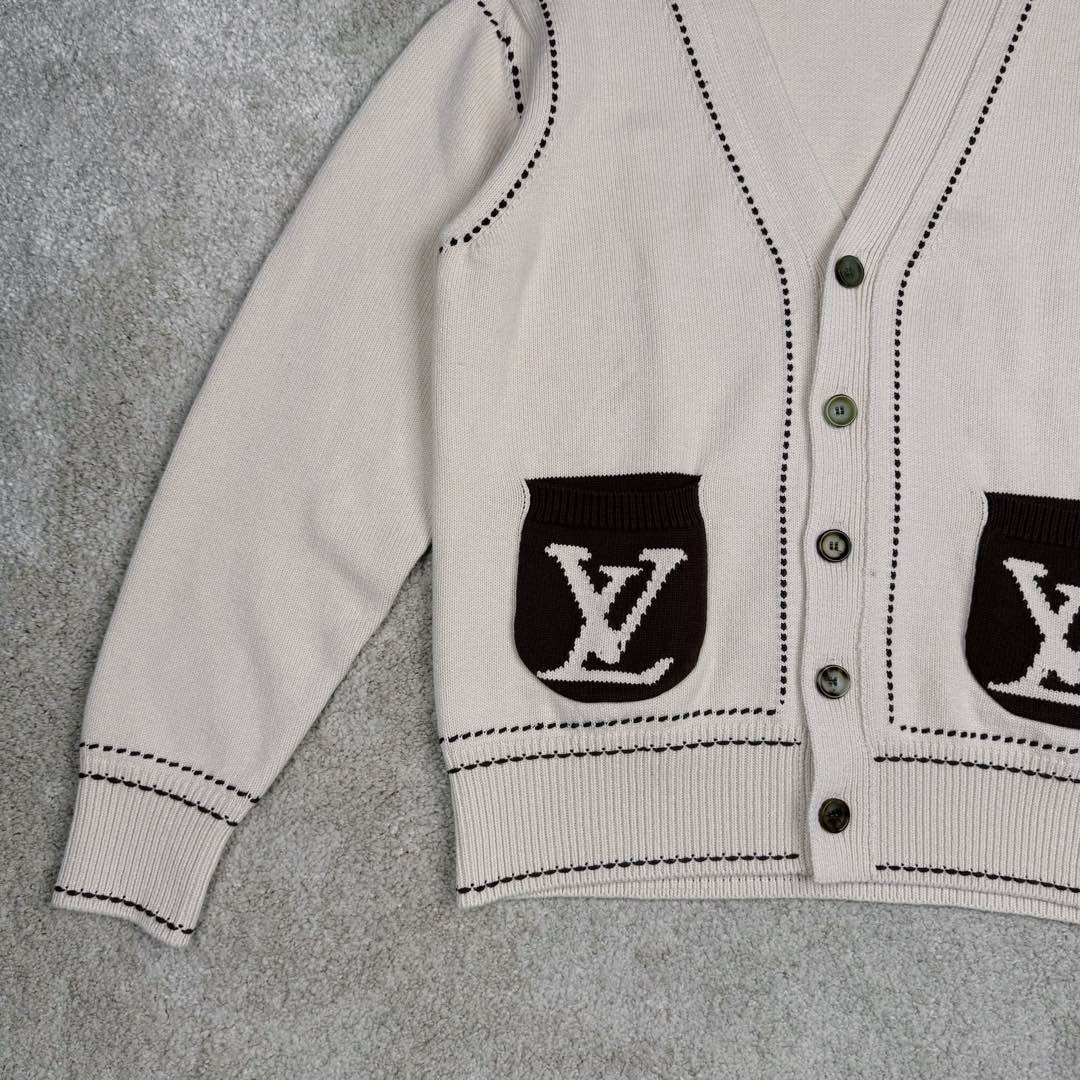 图片[6]-＃GD广顶 LOUIS VUITTON x Tyler SS24 Logo字母嵌花单排扣V领长袖针织衫 奶油色 LV24早秋手工缝线开衫 王嘉尔同款 购入原版操作 原版拆解分析 材质是特殊的带子纱 需要用棉纱用专用的带子机织成带子 然后在用带子织衣服 有点在于整件衣服非常板正 不会变形 口袋是特殊立体圆弧形设计 明线设计需要用到进口斯托尔专业的嵌花机 定制牛角扣 辅料按编号定做 尺码：XS S M L-选品中心