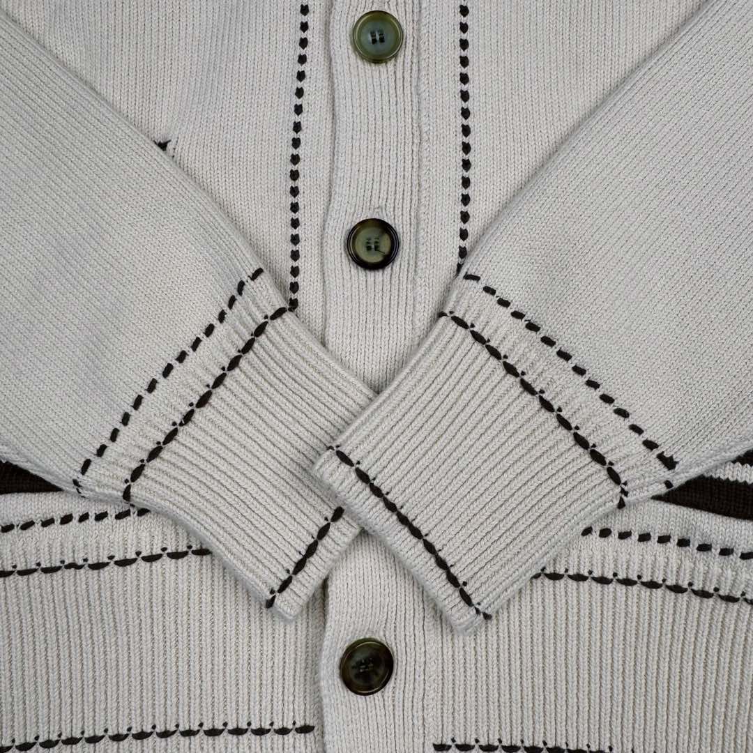 图片[9]-＃GD广顶 LOUIS VUITTON x Tyler SS24 Logo字母嵌花单排扣V领长袖针织衫 奶油色 LV24早秋手工缝线开衫 王嘉尔同款 购入原版操作 原版拆解分析 材质是特殊的带子纱 需要用棉纱用专用的带子机织成带子 然后在用带子织衣服 有点在于整件衣服非常板正 不会变形 口袋是特殊立体圆弧形设计 明线设计需要用到进口斯托尔专业的嵌花机 定制牛角扣 辅料按编号定做 尺码：XS S M L-选品中心