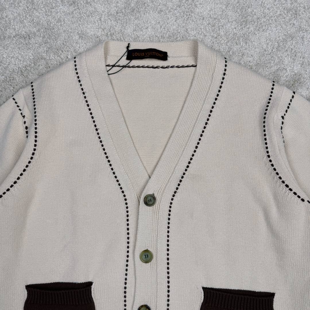 图片[5]-＃GD广顶 LOUIS VUITTON x Tyler SS24 Logo字母嵌花单排扣V领长袖针织衫 奶油色 LV24早秋手工缝线开衫 王嘉尔同款 购入原版操作 原版拆解分析 材质是特殊的带子纱 需要用棉纱用专用的带子机织成带子 然后在用带子织衣服 有点在于整件衣服非常板正 不会变形 口袋是特殊立体圆弧形设计 明线设计需要用到进口斯托尔专业的嵌花机 定制牛角扣 辅料按编号定做 尺码：XS S M L-选品中心