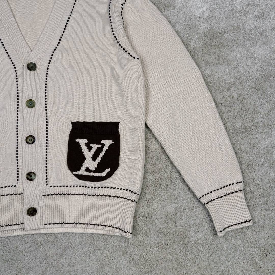 图片[7]-＃GD广顶 LOUIS VUITTON x Tyler SS24 Logo字母嵌花单排扣V领长袖针织衫 奶油色 LV24早秋手工缝线开衫 王嘉尔同款 购入原版操作 原版拆解分析 材质是特殊的带子纱 需要用棉纱用专用的带子机织成带子 然后在用带子织衣服 有点在于整件衣服非常板正 不会变形 口袋是特殊立体圆弧形设计 明线设计需要用到进口斯托尔专业的嵌花机 定制牛角扣 辅料按编号定做 尺码：XS S M L-选品中心