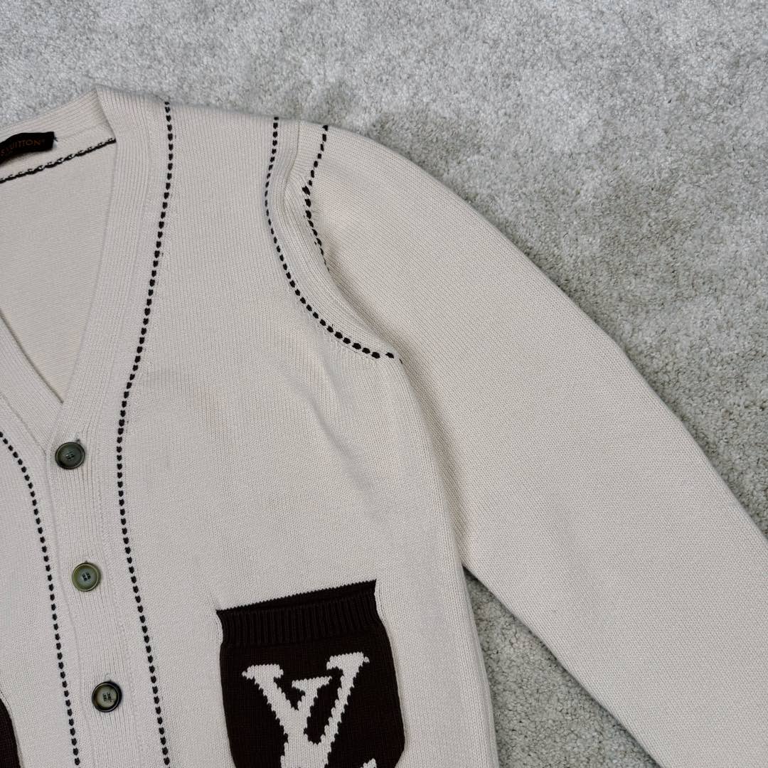 图片[10]-＃GD广顶 LOUIS VUITTON x Tyler SS24 Logo字母嵌花单排扣V领长袖针织衫 奶油色 LV24早秋手工缝线开衫 王嘉尔同款 购入原版操作 原版拆解分析 材质是特殊的带子纱 需要用棉纱用专用的带子机织成带子 然后在用带子织衣服 有点在于整件衣服非常板正 不会变形 口袋是特殊立体圆弧形设计 明线设计需要用到进口斯托尔专业的嵌花机 定制牛角扣 辅料按编号定做 尺码：XS S M L-选品中心