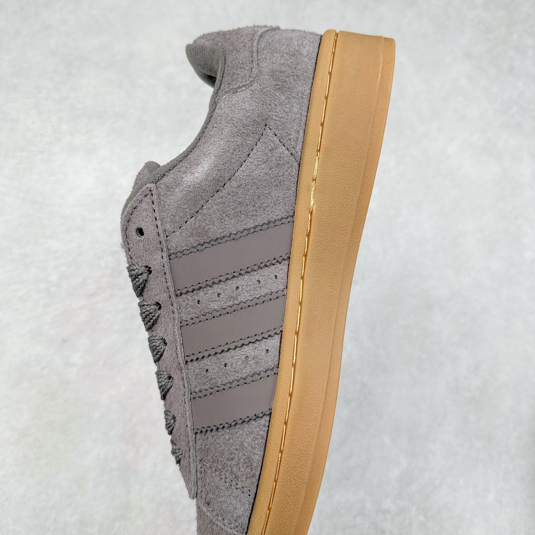 图片[7]-＃C版纯原 AD Originals Campus 00s 学院系列面包风经典复古低帮百搭休闲运动板鞋 原鞋开发 正确版型 市面唯一全鞋采用原厂头层SD皮料 正确宽版鞋盒 清洁度完美 诠释最高工艺 这次 Originals 选择了以经典复古鞋型 Campus 为蓝本打造全新面包鞋 这款鞋型联名不断 冠希当年对它更是钟爱有加 论牌面丝毫不输贝壳头、Forum 等大热鞋型 这次 Campus 一改 80 年代的瘦长造型 鞋舌、鞋身、鞋底甚至细节都变大了 营造出千禧年前后流行的面包鞋宽大廓形 因此鞋名改为 Campus 00s 鞋身采用绒面皮料搭配白色常规皮革 质感上还是延续了经典 Campus 的设计 鞋舌填充更加饱满 让鞋款整体看起来更加圆润 搭配上这款浅蓝配色 「蓝胖子」造型真的很可爱 鞋舌还加入了与以往 Campus 不同的全新三叶草 Logo 令造型更具千禧气息 鞋带也采用了加宽的设计 如果你不喜欢 这次还附送了传统鞋带可以替换 鞋底采用了米黄做旧设计 凸显鞋款的复古年代感 除了清新可人的浅蓝配色 还有一款酷灰配色 造型更加硬朗复古 而且相比浅蓝配色更加耐脏 尺码：36 36⅔ 37⅓ 38 38⅔ 39⅓ 40 40⅔ 41⅓ 42 42⅔ 43⅓ 44 44 ⅓ 45-选品中心