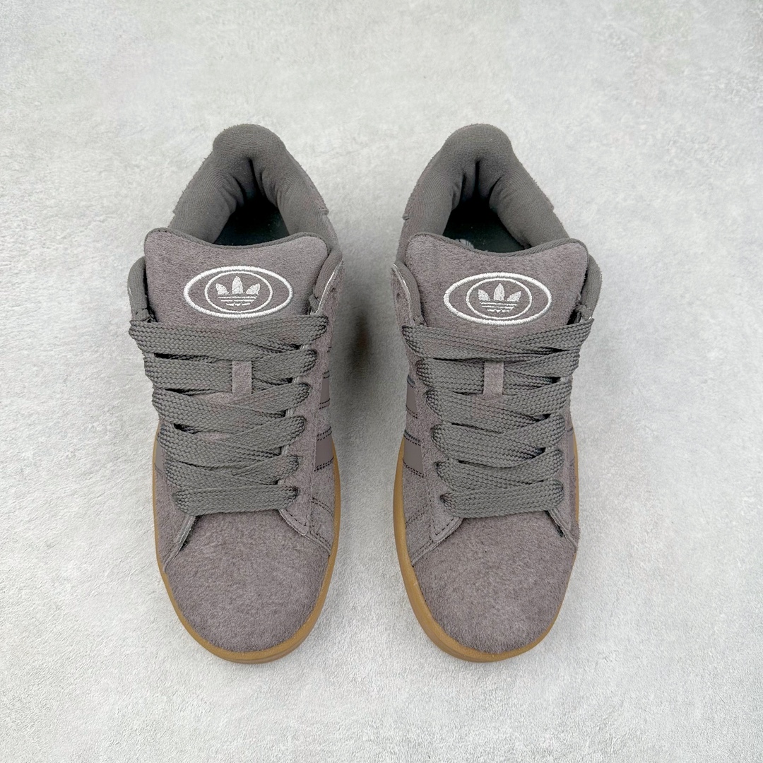 图片[2]-＃C版纯原 AD Originals Campus 00s 学院系列面包风经典复古低帮百搭休闲运动板鞋 原鞋开发 正确版型 市面唯一全鞋采用原厂头层SD皮料 正确宽版鞋盒 清洁度完美 诠释最高工艺 这次 Originals 选择了以经典复古鞋型 Campus 为蓝本打造全新面包鞋 这款鞋型联名不断 冠希当年对它更是钟爱有加 论牌面丝毫不输贝壳头、Forum 等大热鞋型 这次 Campus 一改 80 年代的瘦长造型 鞋舌、鞋身、鞋底甚至细节都变大了 营造出千禧年前后流行的面包鞋宽大廓形 因此鞋名改为 Campus 00s 鞋身采用绒面皮料搭配白色常规皮革 质感上还是延续了经典 Campus 的设计 鞋舌填充更加饱满 让鞋款整体看起来更加圆润 搭配上这款浅蓝配色 「蓝胖子」造型真的很可爱 鞋舌还加入了与以往 Campus 不同的全新三叶草 Logo 令造型更具千禧气息 鞋带也采用了加宽的设计 如果你不喜欢 这次还附送了传统鞋带可以替换 鞋底采用了米黄做旧设计 凸显鞋款的复古年代感 除了清新可人的浅蓝配色 还有一款酷灰配色 造型更加硬朗复古 而且相比浅蓝配色更加耐脏 尺码：36 36⅔ 37⅓ 38 38⅔ 39⅓ 40 40⅔ 41⅓ 42 42⅔ 43⅓ 44 44 ⅓ 45-选品中心