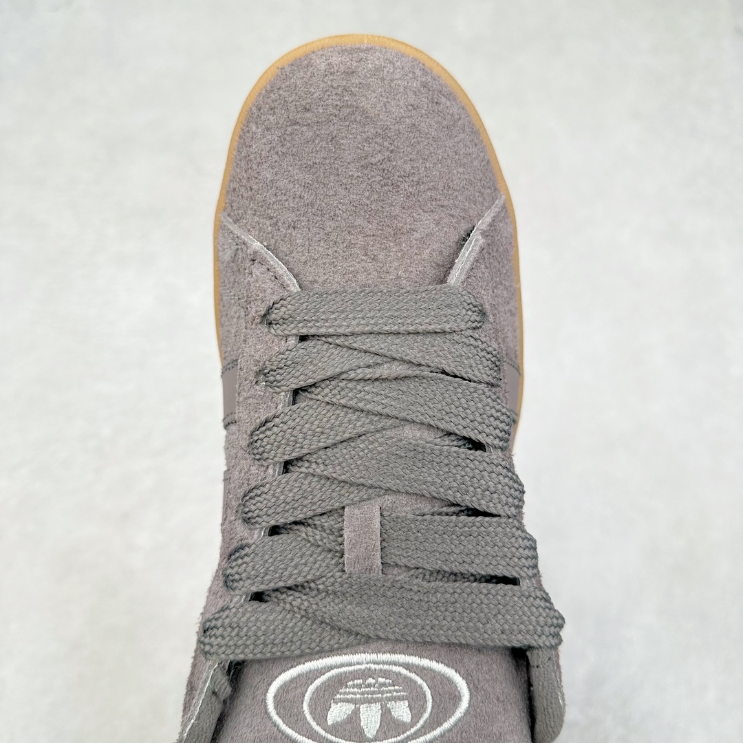 图片[4]-＃C版纯原 AD Originals Campus 00s 学院系列面包风经典复古低帮百搭休闲运动板鞋 原鞋开发 正确版型 市面唯一全鞋采用原厂头层SD皮料 正确宽版鞋盒 清洁度完美 诠释最高工艺 这次 Originals 选择了以经典复古鞋型 Campus 为蓝本打造全新面包鞋 这款鞋型联名不断 冠希当年对它更是钟爱有加 论牌面丝毫不输贝壳头、Forum 等大热鞋型 这次 Campus 一改 80 年代的瘦长造型 鞋舌、鞋身、鞋底甚至细节都变大了 营造出千禧年前后流行的面包鞋宽大廓形 因此鞋名改为 Campus 00s 鞋身采用绒面皮料搭配白色常规皮革 质感上还是延续了经典 Campus 的设计 鞋舌填充更加饱满 让鞋款整体看起来更加圆润 搭配上这款浅蓝配色 「蓝胖子」造型真的很可爱 鞋舌还加入了与以往 Campus 不同的全新三叶草 Logo 令造型更具千禧气息 鞋带也采用了加宽的设计 如果你不喜欢 这次还附送了传统鞋带可以替换 鞋底采用了米黄做旧设计 凸显鞋款的复古年代感 除了清新可人的浅蓝配色 还有一款酷灰配色 造型更加硬朗复古 而且相比浅蓝配色更加耐脏 尺码：36 36⅔ 37⅓ 38 38⅔ 39⅓ 40 40⅔ 41⅓ 42 42⅔ 43⅓ 44 44 ⅓ 45-选品中心