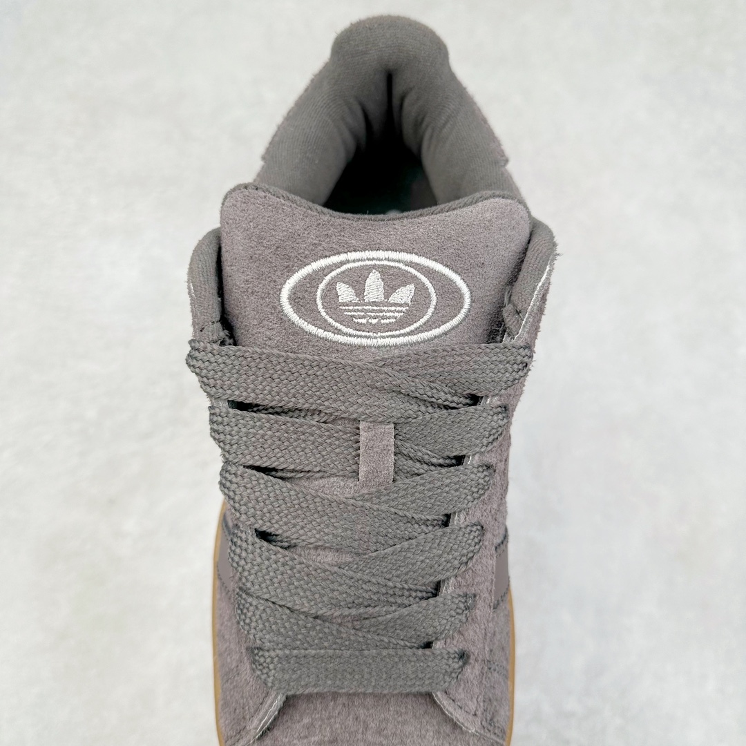 图片[5]-＃C版纯原 AD Originals Campus 00s 学院系列面包风经典复古低帮百搭休闲运动板鞋 原鞋开发 正确版型 市面唯一全鞋采用原厂头层SD皮料 正确宽版鞋盒 清洁度完美 诠释最高工艺 这次 Originals 选择了以经典复古鞋型 Campus 为蓝本打造全新面包鞋 这款鞋型联名不断 冠希当年对它更是钟爱有加 论牌面丝毫不输贝壳头、Forum 等大热鞋型 这次 Campus 一改 80 年代的瘦长造型 鞋舌、鞋身、鞋底甚至细节都变大了 营造出千禧年前后流行的面包鞋宽大廓形 因此鞋名改为 Campus 00s 鞋身采用绒面皮料搭配白色常规皮革 质感上还是延续了经典 Campus 的设计 鞋舌填充更加饱满 让鞋款整体看起来更加圆润 搭配上这款浅蓝配色 「蓝胖子」造型真的很可爱 鞋舌还加入了与以往 Campus 不同的全新三叶草 Logo 令造型更具千禧气息 鞋带也采用了加宽的设计 如果你不喜欢 这次还附送了传统鞋带可以替换 鞋底采用了米黄做旧设计 凸显鞋款的复古年代感 除了清新可人的浅蓝配色 还有一款酷灰配色 造型更加硬朗复古 而且相比浅蓝配色更加耐脏 尺码：36 36⅔ 37⅓ 38 38⅔ 39⅓ 40 40⅔ 41⅓ 42 42⅔ 43⅓ 44 44 ⅓ 45-选品中心