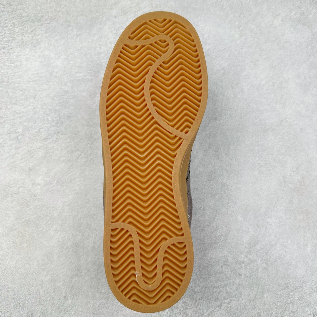 图片[9]-＃C版纯原 AD Originals Campus 00s 学院系列面包风经典复古低帮百搭休闲运动板鞋 原鞋开发 正确版型 市面唯一全鞋采用原厂头层SD皮料 正确宽版鞋盒 清洁度完美 诠释最高工艺 这次 Originals 选择了以经典复古鞋型 Campus 为蓝本打造全新面包鞋 这款鞋型联名不断 冠希当年对它更是钟爱有加 论牌面丝毫不输贝壳头、Forum 等大热鞋型 这次 Campus 一改 80 年代的瘦长造型 鞋舌、鞋身、鞋底甚至细节都变大了 营造出千禧年前后流行的面包鞋宽大廓形 因此鞋名改为 Campus 00s 鞋身采用绒面皮料搭配白色常规皮革 质感上还是延续了经典 Campus 的设计 鞋舌填充更加饱满 让鞋款整体看起来更加圆润 搭配上这款浅蓝配色 「蓝胖子」造型真的很可爱 鞋舌还加入了与以往 Campus 不同的全新三叶草 Logo 令造型更具千禧气息 鞋带也采用了加宽的设计 如果你不喜欢 这次还附送了传统鞋带可以替换 鞋底采用了米黄做旧设计 凸显鞋款的复古年代感 除了清新可人的浅蓝配色 还有一款酷灰配色 造型更加硬朗复古 而且相比浅蓝配色更加耐脏 尺码：36 36⅔ 37⅓ 38 38⅔ 39⅓ 40 40⅔ 41⅓ 42 42⅔ 43⅓ 44 44 ⅓ 45-选品中心