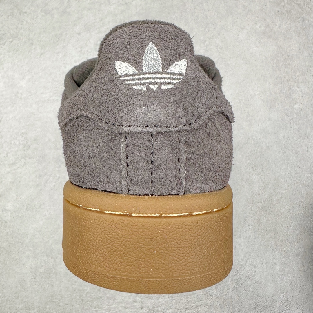 图片[8]-＃C版纯原 AD Originals Campus 00s 学院系列面包风经典复古低帮百搭休闲运动板鞋 原鞋开发 正确版型 市面唯一全鞋采用原厂头层SD皮料 正确宽版鞋盒 清洁度完美 诠释最高工艺 这次 Originals 选择了以经典复古鞋型 Campus 为蓝本打造全新面包鞋 这款鞋型联名不断 冠希当年对它更是钟爱有加 论牌面丝毫不输贝壳头、Forum 等大热鞋型 这次 Campus 一改 80 年代的瘦长造型 鞋舌、鞋身、鞋底甚至细节都变大了 营造出千禧年前后流行的面包鞋宽大廓形 因此鞋名改为 Campus 00s 鞋身采用绒面皮料搭配白色常规皮革 质感上还是延续了经典 Campus 的设计 鞋舌填充更加饱满 让鞋款整体看起来更加圆润 搭配上这款浅蓝配色 「蓝胖子」造型真的很可爱 鞋舌还加入了与以往 Campus 不同的全新三叶草 Logo 令造型更具千禧气息 鞋带也采用了加宽的设计 如果你不喜欢 这次还附送了传统鞋带可以替换 鞋底采用了米黄做旧设计 凸显鞋款的复古年代感 除了清新可人的浅蓝配色 还有一款酷灰配色 造型更加硬朗复古 而且相比浅蓝配色更加耐脏 尺码：36 36⅔ 37⅓ 38 38⅔ 39⅓ 40 40⅔ 41⅓ 42 42⅔ 43⅓ 44 44 ⅓ 45-选品中心