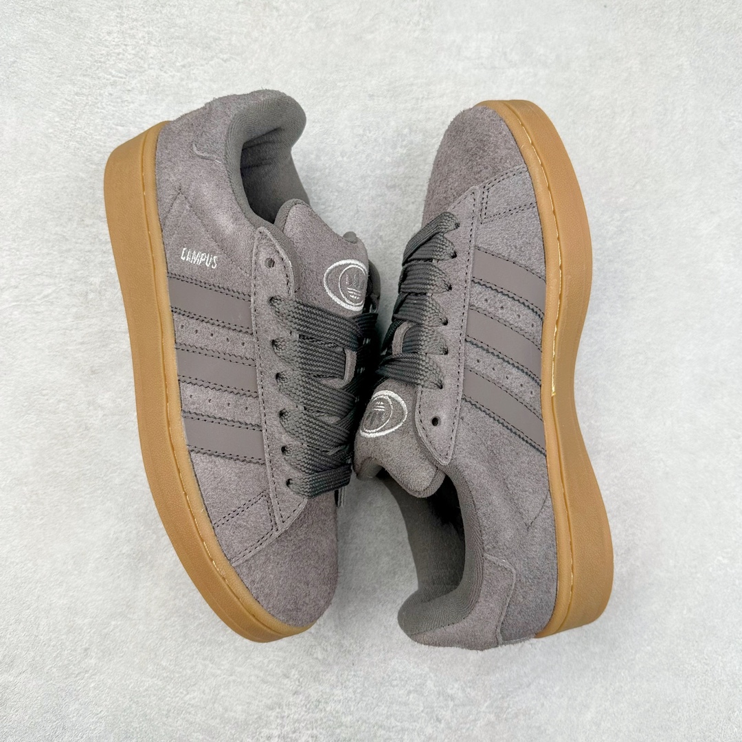 图片[3]-＃C版纯原 AD Originals Campus 00s 学院系列面包风经典复古低帮百搭休闲运动板鞋 原鞋开发 正确版型 市面唯一全鞋采用原厂头层SD皮料 正确宽版鞋盒 清洁度完美 诠释最高工艺 这次 Originals 选择了以经典复古鞋型 Campus 为蓝本打造全新面包鞋 这款鞋型联名不断 冠希当年对它更是钟爱有加 论牌面丝毫不输贝壳头、Forum 等大热鞋型 这次 Campus 一改 80 年代的瘦长造型 鞋舌、鞋身、鞋底甚至细节都变大了 营造出千禧年前后流行的面包鞋宽大廓形 因此鞋名改为 Campus 00s 鞋身采用绒面皮料搭配白色常规皮革 质感上还是延续了经典 Campus 的设计 鞋舌填充更加饱满 让鞋款整体看起来更加圆润 搭配上这款浅蓝配色 「蓝胖子」造型真的很可爱 鞋舌还加入了与以往 Campus 不同的全新三叶草 Logo 令造型更具千禧气息 鞋带也采用了加宽的设计 如果你不喜欢 这次还附送了传统鞋带可以替换 鞋底采用了米黄做旧设计 凸显鞋款的复古年代感 除了清新可人的浅蓝配色 还有一款酷灰配色 造型更加硬朗复古 而且相比浅蓝配色更加耐脏 尺码：36 36⅔ 37⅓ 38 38⅔ 39⅓ 40 40⅔ 41⅓ 42 42⅔ 43⅓ 44 44 ⅓ 45-选品中心