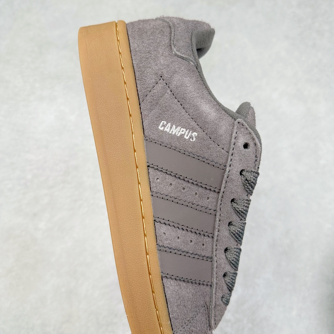 图片[6]-＃C版纯原 AD Originals Campus 00s 学院系列面包风经典复古低帮百搭休闲运动板鞋 原鞋开发 正确版型 市面唯一全鞋采用原厂头层SD皮料 正确宽版鞋盒 清洁度完美 诠释最高工艺 这次 Originals 选择了以经典复古鞋型 Campus 为蓝本打造全新面包鞋 这款鞋型联名不断 冠希当年对它更是钟爱有加 论牌面丝毫不输贝壳头、Forum 等大热鞋型 这次 Campus 一改 80 年代的瘦长造型 鞋舌、鞋身、鞋底甚至细节都变大了 营造出千禧年前后流行的面包鞋宽大廓形 因此鞋名改为 Campus 00s 鞋身采用绒面皮料搭配白色常规皮革 质感上还是延续了经典 Campus 的设计 鞋舌填充更加饱满 让鞋款整体看起来更加圆润 搭配上这款浅蓝配色 「蓝胖子」造型真的很可爱 鞋舌还加入了与以往 Campus 不同的全新三叶草 Logo 令造型更具千禧气息 鞋带也采用了加宽的设计 如果你不喜欢 这次还附送了传统鞋带可以替换 鞋底采用了米黄做旧设计 凸显鞋款的复古年代感 除了清新可人的浅蓝配色 还有一款酷灰配色 造型更加硬朗复古 而且相比浅蓝配色更加耐脏 尺码：36 36⅔ 37⅓ 38 38⅔ 39⅓ 40 40⅔ 41⅓ 42 42⅔ 43⅓ 44 44 ⅓ 45-选品中心