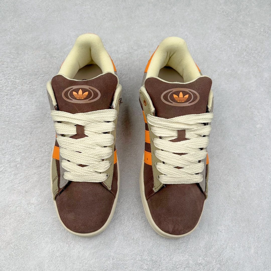 图片[2]-＃C版纯原 AD Originals Campus 00s 学院系列面包风经典复古低帮百搭休闲运动板鞋 原鞋开发 正确版型 市面唯一全鞋采用原厂头层SD皮料 正确宽版鞋盒 清洁度完美 诠释最高工艺 这次 Originals 选择了以经典复古鞋型 Campus 为蓝本打造全新面包鞋 这款鞋型联名不断 冠希当年对它更是钟爱有加 论牌面丝毫不输贝壳头、Forum 等大热鞋型 这次 Campus 一改 80 年代的瘦长造型 鞋舌、鞋身、鞋底甚至细节都变大了 营造出千禧年前后流行的面包鞋宽大廓形 因此鞋名改为 Campus 00s 鞋身采用绒面皮料搭配白色常规皮革 质感上还是延续了经典 Campus 的设计 鞋舌填充更加饱满 让鞋款整体看起来更加圆润 搭配上这款浅蓝配色 「蓝胖子」造型真的很可爱 鞋舌还加入了与以往 Campus 不同的全新三叶草 Logo 令造型更具千禧气息 鞋带也采用了加宽的设计 如果你不喜欢 这次还附送了传统鞋带可以替换 鞋底采用了米黄做旧设计 凸显鞋款的复古年代感 除了清新可人的浅蓝配色 还有一款酷灰配色 造型更加硬朗复古 而且相比浅蓝配色更加耐脏 尺码：36 36⅔ 37⅓ 38 38⅔ 39⅓ 40 40⅔ 41⅓ 42 42⅔ 43⅓ 44 44 ⅓ 45-选品中心