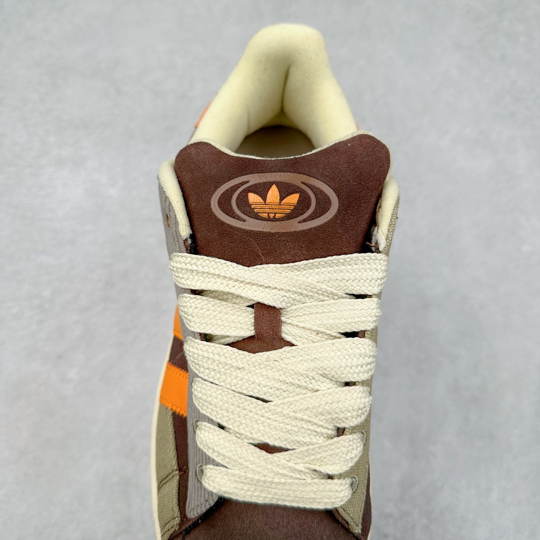 图片[5]-＃C版纯原 AD Originals Campus 00s 学院系列面包风经典复古低帮百搭休闲运动板鞋 原鞋开发 正确版型 市面唯一全鞋采用原厂头层SD皮料 正确宽版鞋盒 清洁度完美 诠释最高工艺 这次 Originals 选择了以经典复古鞋型 Campus 为蓝本打造全新面包鞋 这款鞋型联名不断 冠希当年对它更是钟爱有加 论牌面丝毫不输贝壳头、Forum 等大热鞋型 这次 Campus 一改 80 年代的瘦长造型 鞋舌、鞋身、鞋底甚至细节都变大了 营造出千禧年前后流行的面包鞋宽大廓形 因此鞋名改为 Campus 00s 鞋身采用绒面皮料搭配白色常规皮革 质感上还是延续了经典 Campus 的设计 鞋舌填充更加饱满 让鞋款整体看起来更加圆润 搭配上这款浅蓝配色 「蓝胖子」造型真的很可爱 鞋舌还加入了与以往 Campus 不同的全新三叶草 Logo 令造型更具千禧气息 鞋带也采用了加宽的设计 如果你不喜欢 这次还附送了传统鞋带可以替换 鞋底采用了米黄做旧设计 凸显鞋款的复古年代感 除了清新可人的浅蓝配色 还有一款酷灰配色 造型更加硬朗复古 而且相比浅蓝配色更加耐脏 尺码：36 36⅔ 37⅓ 38 38⅔ 39⅓ 40 40⅔ 41⅓ 42 42⅔ 43⅓ 44 44 ⅓ 45-选品中心