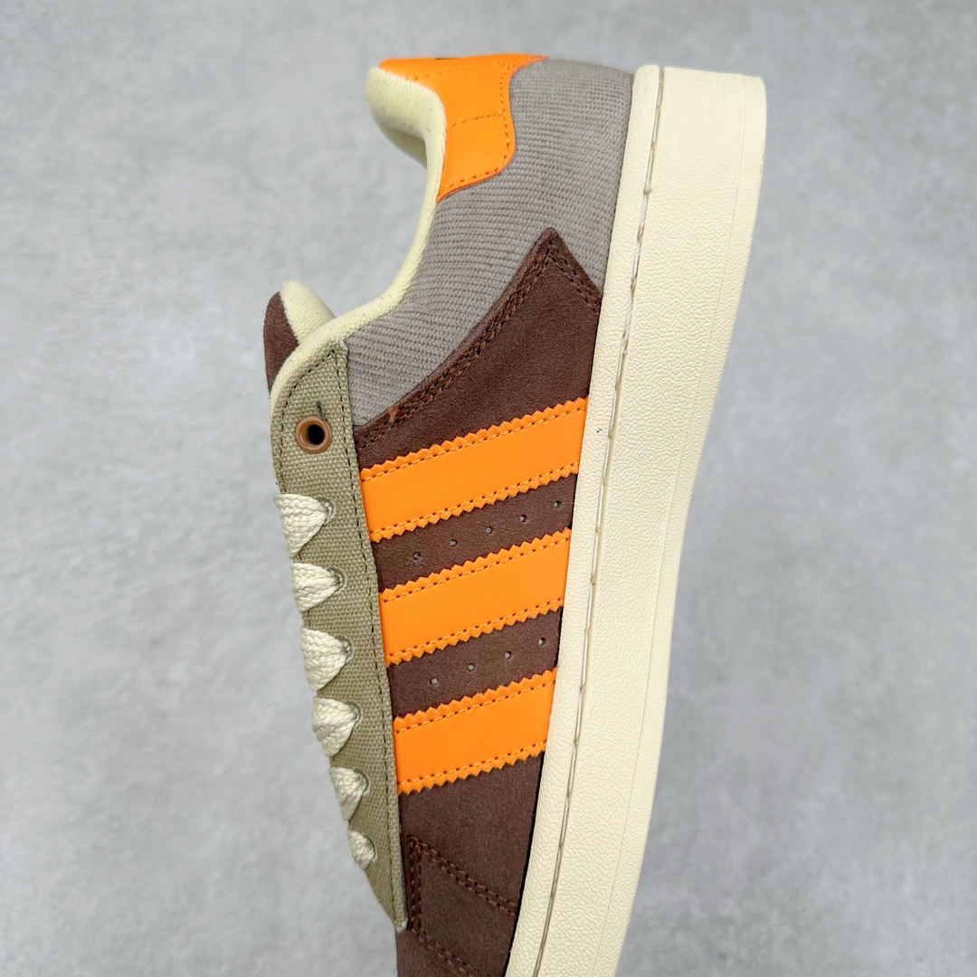 图片[7]-＃C版纯原 AD Originals Campus 00s 学院系列面包风经典复古低帮百搭休闲运动板鞋 原鞋开发 正确版型 市面唯一全鞋采用原厂头层SD皮料 正确宽版鞋盒 清洁度完美 诠释最高工艺 这次 Originals 选择了以经典复古鞋型 Campus 为蓝本打造全新面包鞋 这款鞋型联名不断 冠希当年对它更是钟爱有加 论牌面丝毫不输贝壳头、Forum 等大热鞋型 这次 Campus 一改 80 年代的瘦长造型 鞋舌、鞋身、鞋底甚至细节都变大了 营造出千禧年前后流行的面包鞋宽大廓形 因此鞋名改为 Campus 00s 鞋身采用绒面皮料搭配白色常规皮革 质感上还是延续了经典 Campus 的设计 鞋舌填充更加饱满 让鞋款整体看起来更加圆润 搭配上这款浅蓝配色 「蓝胖子」造型真的很可爱 鞋舌还加入了与以往 Campus 不同的全新三叶草 Logo 令造型更具千禧气息 鞋带也采用了加宽的设计 如果你不喜欢 这次还附送了传统鞋带可以替换 鞋底采用了米黄做旧设计 凸显鞋款的复古年代感 除了清新可人的浅蓝配色 还有一款酷灰配色 造型更加硬朗复古 而且相比浅蓝配色更加耐脏 尺码：36 36⅔ 37⅓ 38 38⅔ 39⅓ 40 40⅔ 41⅓ 42 42⅔ 43⅓ 44 44 ⅓ 45-选品中心