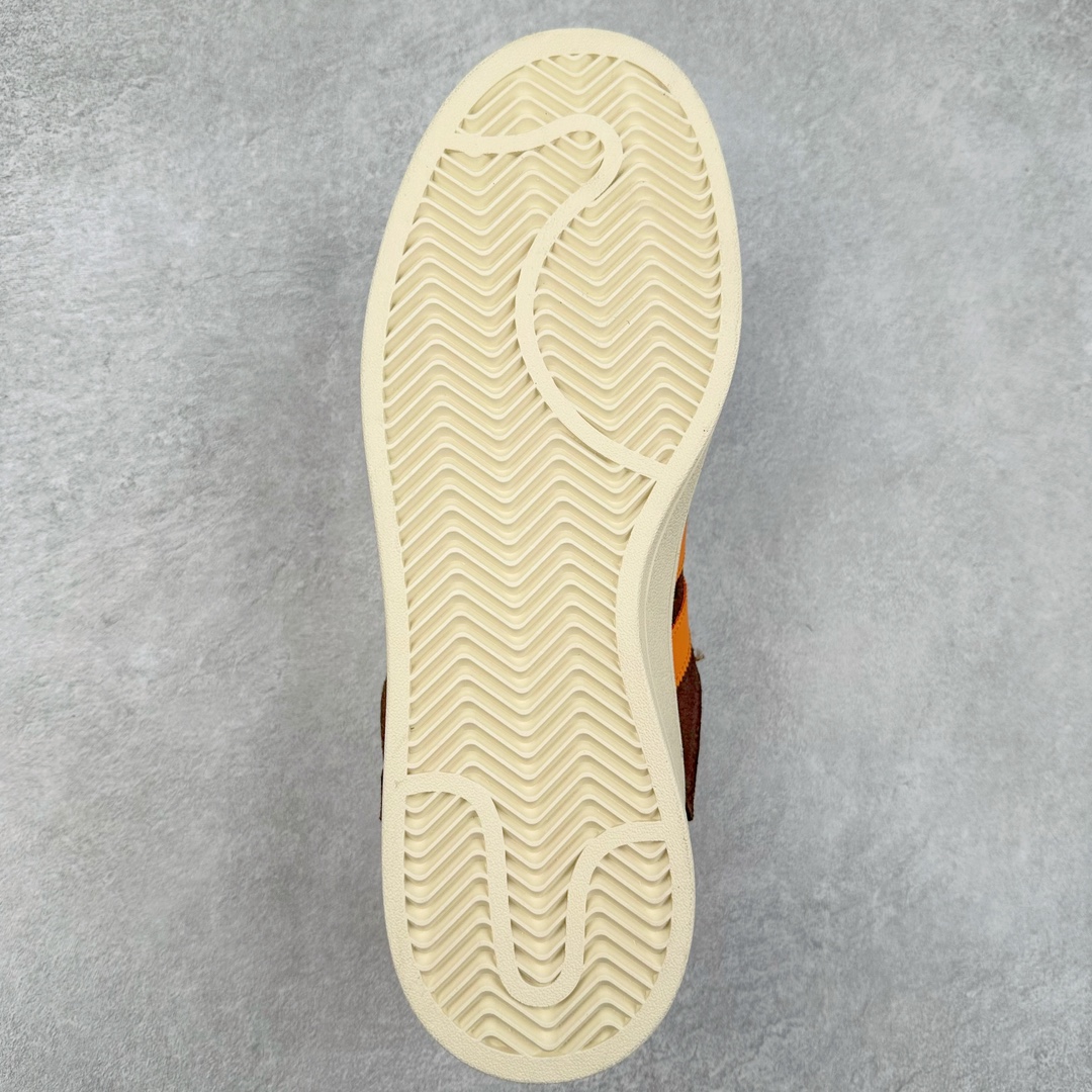 图片[9]-＃C版纯原 AD Originals Campus 00s 学院系列面包风经典复古低帮百搭休闲运动板鞋 原鞋开发 正确版型 市面唯一全鞋采用原厂头层SD皮料 正确宽版鞋盒 清洁度完美 诠释最高工艺 这次 Originals 选择了以经典复古鞋型 Campus 为蓝本打造全新面包鞋 这款鞋型联名不断 冠希当年对它更是钟爱有加 论牌面丝毫不输贝壳头、Forum 等大热鞋型 这次 Campus 一改 80 年代的瘦长造型 鞋舌、鞋身、鞋底甚至细节都变大了 营造出千禧年前后流行的面包鞋宽大廓形 因此鞋名改为 Campus 00s 鞋身采用绒面皮料搭配白色常规皮革 质感上还是延续了经典 Campus 的设计 鞋舌填充更加饱满 让鞋款整体看起来更加圆润 搭配上这款浅蓝配色 「蓝胖子」造型真的很可爱 鞋舌还加入了与以往 Campus 不同的全新三叶草 Logo 令造型更具千禧气息 鞋带也采用了加宽的设计 如果你不喜欢 这次还附送了传统鞋带可以替换 鞋底采用了米黄做旧设计 凸显鞋款的复古年代感 除了清新可人的浅蓝配色 还有一款酷灰配色 造型更加硬朗复古 而且相比浅蓝配色更加耐脏 尺码：36 36⅔ 37⅓ 38 38⅔ 39⅓ 40 40⅔ 41⅓ 42 42⅔ 43⅓ 44 44 ⅓ 45-选品中心