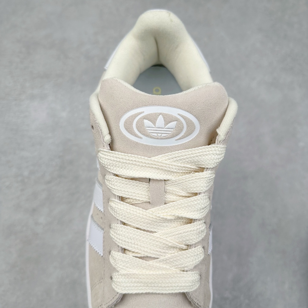 图片[5]-＃C版纯原 AD Originals Campus 00s 学院系列面包风经典复古低帮百搭休闲运动板鞋 原鞋开发 正确版型 市面唯一全鞋采用原厂头层SD皮料 正确宽版鞋盒 清洁度完美 诠释最高工艺 这次 Originals 选择了以经典复古鞋型 Campus 为蓝本打造全新面包鞋 这款鞋型联名不断 冠希当年对它更是钟爱有加 论牌面丝毫不输贝壳头、Forum 等大热鞋型 这次 Campus 一改 80 年代的瘦长造型 鞋舌、鞋身、鞋底甚至细节都变大了 营造出千禧年前后流行的面包鞋宽大廓形 因此鞋名改为 Campus 00s 鞋身采用绒面皮料搭配白色常规皮革 质感上还是延续了经典 Campus 的设计 鞋舌填充更加饱满 让鞋款整体看起来更加圆润 搭配上这款浅蓝配色 「蓝胖子」造型真的很可爱 鞋舌还加入了与以往 Campus 不同的全新三叶草 Logo 令造型更具千禧气息 鞋带也采用了加宽的设计 如果你不喜欢 这次还附送了传统鞋带可以替换 鞋底采用了米黄做旧设计 凸显鞋款的复古年代感 除了清新可人的浅蓝配色 还有一款酷灰配色 造型更加硬朗复古 而且相比浅蓝配色更加耐脏 尺码：36 36⅔ 37⅓ 38 38⅔ 39⅓ 40 40⅔ 41⅓ 42 42⅔ 43⅓ 44 44 ⅓ 45-选品中心