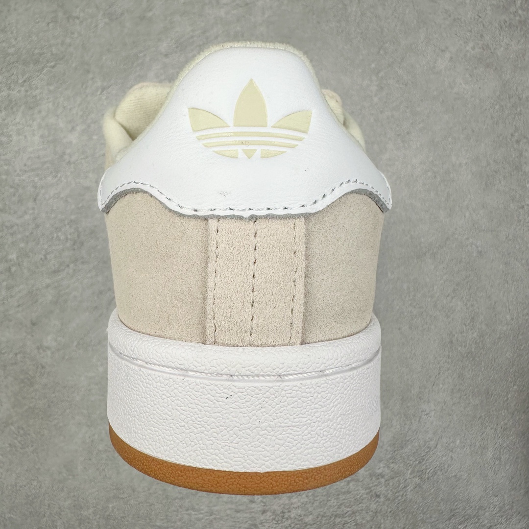 图片[8]-＃C版纯原 AD Originals Campus 00s 学院系列面包风经典复古低帮百搭休闲运动板鞋 原鞋开发 正确版型 市面唯一全鞋采用原厂头层SD皮料 正确宽版鞋盒 清洁度完美 诠释最高工艺 这次 Originals 选择了以经典复古鞋型 Campus 为蓝本打造全新面包鞋 这款鞋型联名不断 冠希当年对它更是钟爱有加 论牌面丝毫不输贝壳头、Forum 等大热鞋型 这次 Campus 一改 80 年代的瘦长造型 鞋舌、鞋身、鞋底甚至细节都变大了 营造出千禧年前后流行的面包鞋宽大廓形 因此鞋名改为 Campus 00s 鞋身采用绒面皮料搭配白色常规皮革 质感上还是延续了经典 Campus 的设计 鞋舌填充更加饱满 让鞋款整体看起来更加圆润 搭配上这款浅蓝配色 「蓝胖子」造型真的很可爱 鞋舌还加入了与以往 Campus 不同的全新三叶草 Logo 令造型更具千禧气息 鞋带也采用了加宽的设计 如果你不喜欢 这次还附送了传统鞋带可以替换 鞋底采用了米黄做旧设计 凸显鞋款的复古年代感 除了清新可人的浅蓝配色 还有一款酷灰配色 造型更加硬朗复古 而且相比浅蓝配色更加耐脏 尺码：36 36⅔ 37⅓ 38 38⅔ 39⅓ 40 40⅔ 41⅓ 42 42⅔ 43⅓ 44 44 ⅓ 45-选品中心