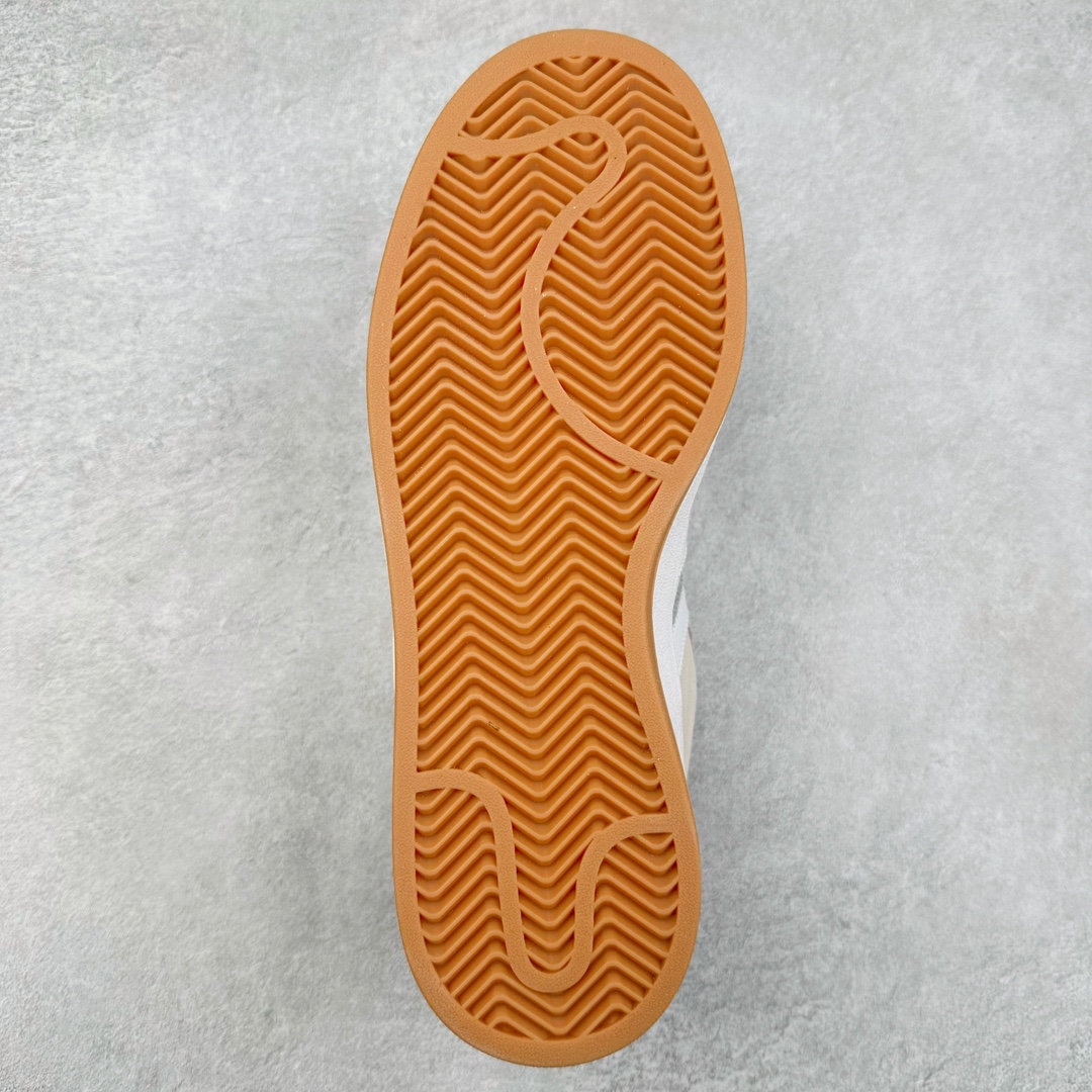 图片[9]-＃C版纯原 AD Originals Campus 00s 学院系列面包风经典复古低帮百搭休闲运动板鞋 原鞋开发 正确版型 市面唯一全鞋采用原厂头层SD皮料 正确宽版鞋盒 清洁度完美 诠释最高工艺 这次 Originals 选择了以经典复古鞋型 Campus 为蓝本打造全新面包鞋 这款鞋型联名不断 冠希当年对它更是钟爱有加 论牌面丝毫不输贝壳头、Forum 等大热鞋型 这次 Campus 一改 80 年代的瘦长造型 鞋舌、鞋身、鞋底甚至细节都变大了 营造出千禧年前后流行的面包鞋宽大廓形 因此鞋名改为 Campus 00s 鞋身采用绒面皮料搭配白色常规皮革 质感上还是延续了经典 Campus 的设计 鞋舌填充更加饱满 让鞋款整体看起来更加圆润 搭配上这款浅蓝配色 「蓝胖子」造型真的很可爱 鞋舌还加入了与以往 Campus 不同的全新三叶草 Logo 令造型更具千禧气息 鞋带也采用了加宽的设计 如果你不喜欢 这次还附送了传统鞋带可以替换 鞋底采用了米黄做旧设计 凸显鞋款的复古年代感 除了清新可人的浅蓝配色 还有一款酷灰配色 造型更加硬朗复古 而且相比浅蓝配色更加耐脏 尺码：36 36⅔ 37⅓ 38 38⅔ 39⅓ 40 40⅔ 41⅓ 42 42⅔ 43⅓ 44 44 ⅓ 45-选品中心