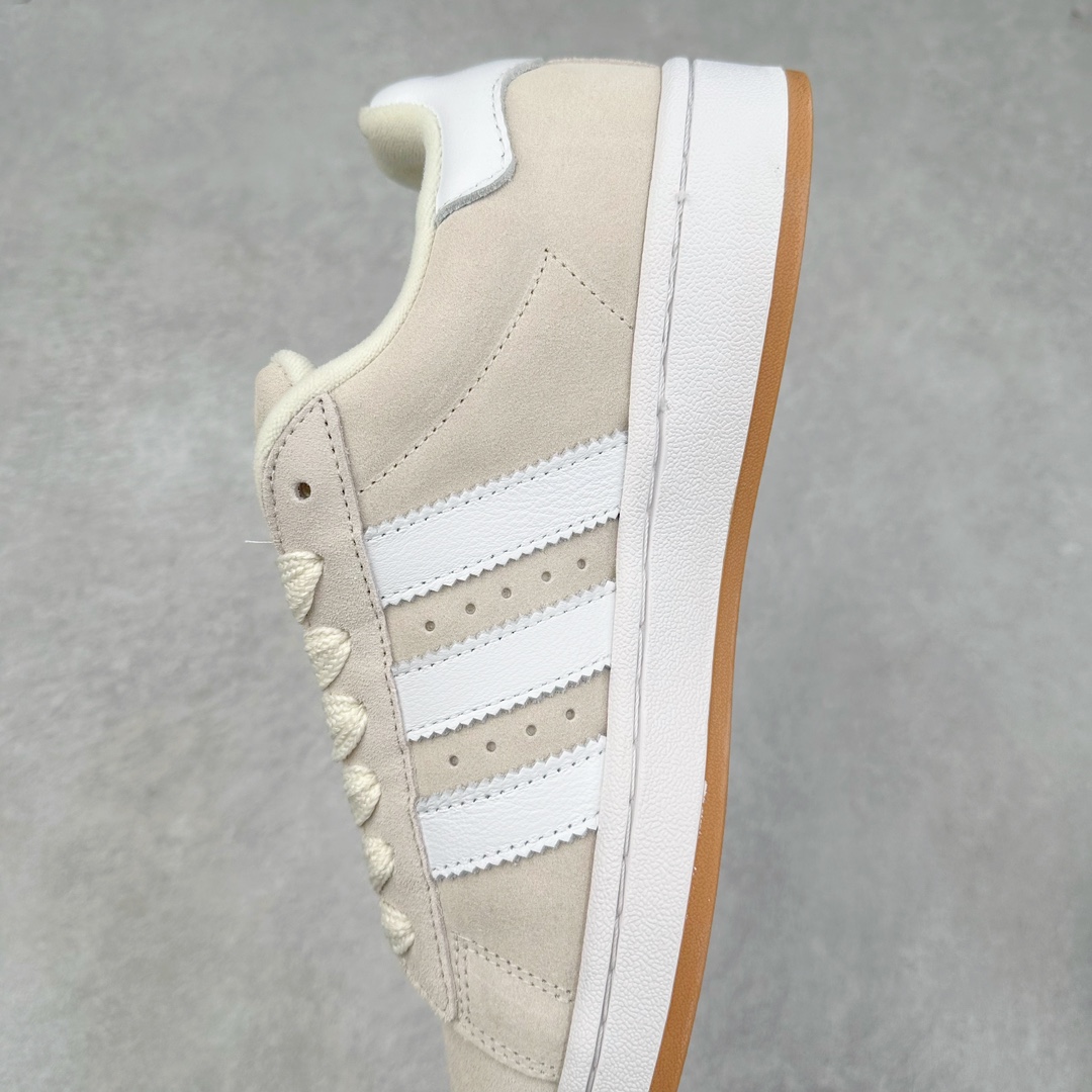 图片[7]-＃C版纯原 AD Originals Campus 00s 学院系列面包风经典复古低帮百搭休闲运动板鞋 原鞋开发 正确版型 市面唯一全鞋采用原厂头层SD皮料 正确宽版鞋盒 清洁度完美 诠释最高工艺 这次 Originals 选择了以经典复古鞋型 Campus 为蓝本打造全新面包鞋 这款鞋型联名不断 冠希当年对它更是钟爱有加 论牌面丝毫不输贝壳头、Forum 等大热鞋型 这次 Campus 一改 80 年代的瘦长造型 鞋舌、鞋身、鞋底甚至细节都变大了 营造出千禧年前后流行的面包鞋宽大廓形 因此鞋名改为 Campus 00s 鞋身采用绒面皮料搭配白色常规皮革 质感上还是延续了经典 Campus 的设计 鞋舌填充更加饱满 让鞋款整体看起来更加圆润 搭配上这款浅蓝配色 「蓝胖子」造型真的很可爱 鞋舌还加入了与以往 Campus 不同的全新三叶草 Logo 令造型更具千禧气息 鞋带也采用了加宽的设计 如果你不喜欢 这次还附送了传统鞋带可以替换 鞋底采用了米黄做旧设计 凸显鞋款的复古年代感 除了清新可人的浅蓝配色 还有一款酷灰配色 造型更加硬朗复古 而且相比浅蓝配色更加耐脏 尺码：36 36⅔ 37⅓ 38 38⅔ 39⅓ 40 40⅔ 41⅓ 42 42⅔ 43⅓ 44 44 ⅓ 45-选品中心