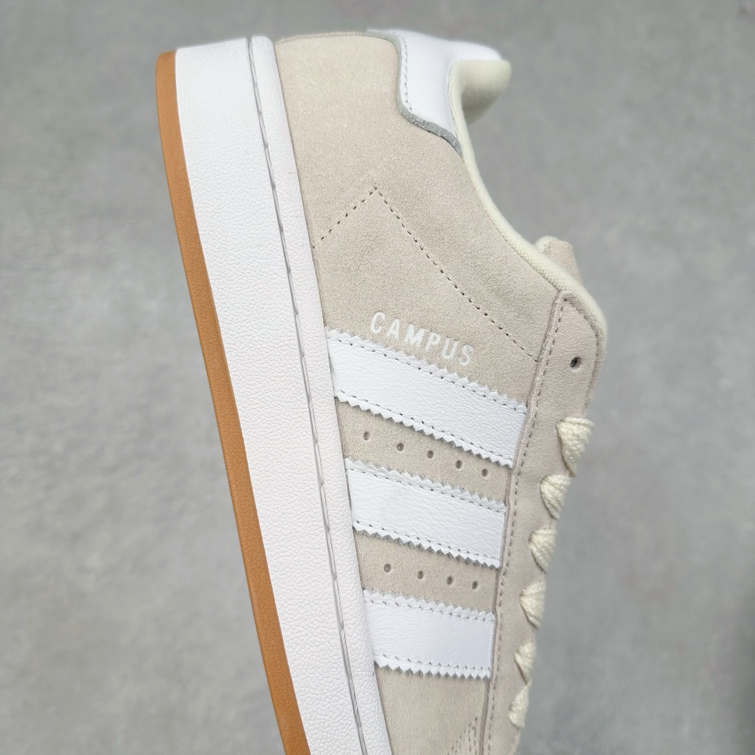 图片[6]-＃C版纯原 AD Originals Campus 00s 学院系列面包风经典复古低帮百搭休闲运动板鞋 原鞋开发 正确版型 市面唯一全鞋采用原厂头层SD皮料 正确宽版鞋盒 清洁度完美 诠释最高工艺 这次 Originals 选择了以经典复古鞋型 Campus 为蓝本打造全新面包鞋 这款鞋型联名不断 冠希当年对它更是钟爱有加 论牌面丝毫不输贝壳头、Forum 等大热鞋型 这次 Campus 一改 80 年代的瘦长造型 鞋舌、鞋身、鞋底甚至细节都变大了 营造出千禧年前后流行的面包鞋宽大廓形 因此鞋名改为 Campus 00s 鞋身采用绒面皮料搭配白色常规皮革 质感上还是延续了经典 Campus 的设计 鞋舌填充更加饱满 让鞋款整体看起来更加圆润 搭配上这款浅蓝配色 「蓝胖子」造型真的很可爱 鞋舌还加入了与以往 Campus 不同的全新三叶草 Logo 令造型更具千禧气息 鞋带也采用了加宽的设计 如果你不喜欢 这次还附送了传统鞋带可以替换 鞋底采用了米黄做旧设计 凸显鞋款的复古年代感 除了清新可人的浅蓝配色 还有一款酷灰配色 造型更加硬朗复古 而且相比浅蓝配色更加耐脏 尺码：36 36⅔ 37⅓ 38 38⅔ 39⅓ 40 40⅔ 41⅓ 42 42⅔ 43⅓ 44 44 ⅓ 45-选品中心