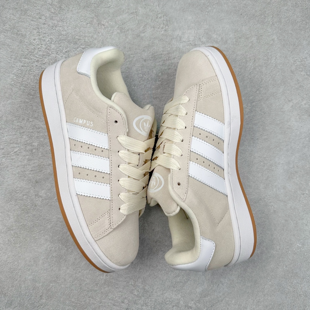 图片[3]-＃C版纯原 AD Originals Campus 00s 学院系列面包风经典复古低帮百搭休闲运动板鞋 原鞋开发 正确版型 市面唯一全鞋采用原厂头层SD皮料 正确宽版鞋盒 清洁度完美 诠释最高工艺 这次 Originals 选择了以经典复古鞋型 Campus 为蓝本打造全新面包鞋 这款鞋型联名不断 冠希当年对它更是钟爱有加 论牌面丝毫不输贝壳头、Forum 等大热鞋型 这次 Campus 一改 80 年代的瘦长造型 鞋舌、鞋身、鞋底甚至细节都变大了 营造出千禧年前后流行的面包鞋宽大廓形 因此鞋名改为 Campus 00s 鞋身采用绒面皮料搭配白色常规皮革 质感上还是延续了经典 Campus 的设计 鞋舌填充更加饱满 让鞋款整体看起来更加圆润 搭配上这款浅蓝配色 「蓝胖子」造型真的很可爱 鞋舌还加入了与以往 Campus 不同的全新三叶草 Logo 令造型更具千禧气息 鞋带也采用了加宽的设计 如果你不喜欢 这次还附送了传统鞋带可以替换 鞋底采用了米黄做旧设计 凸显鞋款的复古年代感 除了清新可人的浅蓝配色 还有一款酷灰配色 造型更加硬朗复古 而且相比浅蓝配色更加耐脏 尺码：36 36⅔ 37⅓ 38 38⅔ 39⅓ 40 40⅔ 41⅓ 42 42⅔ 43⅓ 44 44 ⅓ 45-选品中心