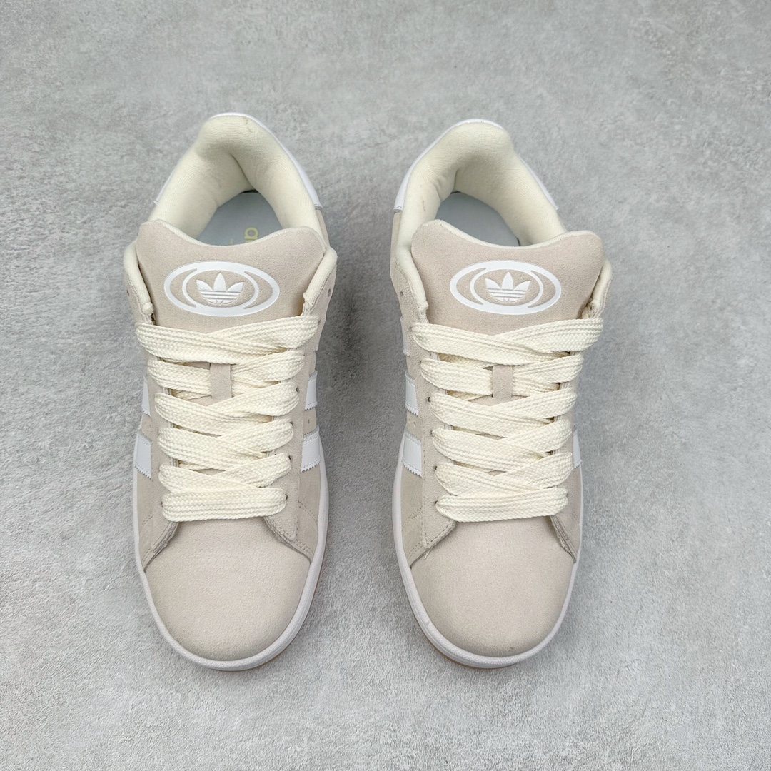 图片[2]-＃C版纯原 AD Originals Campus 00s 学院系列面包风经典复古低帮百搭休闲运动板鞋 原鞋开发 正确版型 市面唯一全鞋采用原厂头层SD皮料 正确宽版鞋盒 清洁度完美 诠释最高工艺 这次 Originals 选择了以经典复古鞋型 Campus 为蓝本打造全新面包鞋 这款鞋型联名不断 冠希当年对它更是钟爱有加 论牌面丝毫不输贝壳头、Forum 等大热鞋型 这次 Campus 一改 80 年代的瘦长造型 鞋舌、鞋身、鞋底甚至细节都变大了 营造出千禧年前后流行的面包鞋宽大廓形 因此鞋名改为 Campus 00s 鞋身采用绒面皮料搭配白色常规皮革 质感上还是延续了经典 Campus 的设计 鞋舌填充更加饱满 让鞋款整体看起来更加圆润 搭配上这款浅蓝配色 「蓝胖子」造型真的很可爱 鞋舌还加入了与以往 Campus 不同的全新三叶草 Logo 令造型更具千禧气息 鞋带也采用了加宽的设计 如果你不喜欢 这次还附送了传统鞋带可以替换 鞋底采用了米黄做旧设计 凸显鞋款的复古年代感 除了清新可人的浅蓝配色 还有一款酷灰配色 造型更加硬朗复古 而且相比浅蓝配色更加耐脏 尺码：36 36⅔ 37⅓ 38 38⅔ 39⅓ 40 40⅔ 41⅓ 42 42⅔ 43⅓ 44 44 ⅓ 45-选品中心