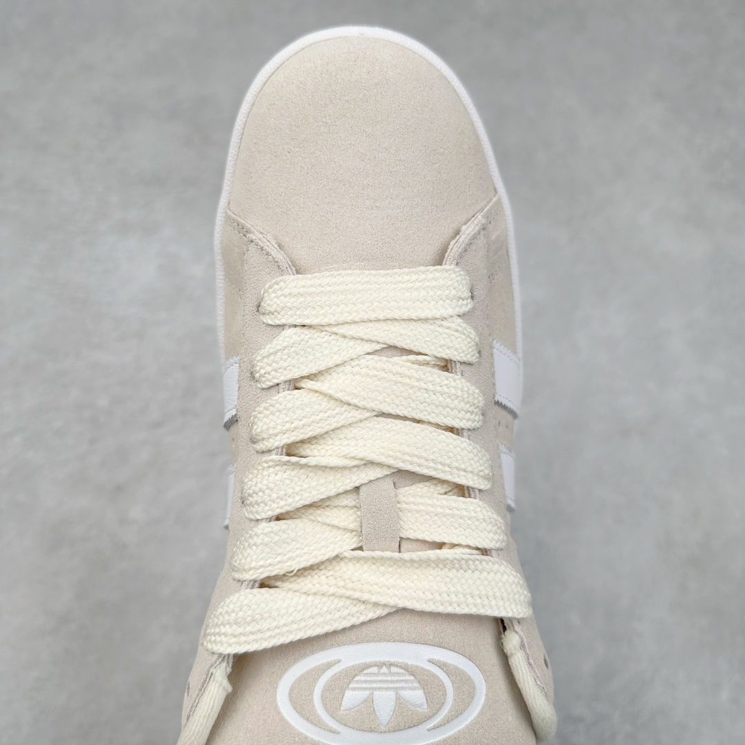 图片[4]-＃C版纯原 AD Originals Campus 00s 学院系列面包风经典复古低帮百搭休闲运动板鞋 原鞋开发 正确版型 市面唯一全鞋采用原厂头层SD皮料 正确宽版鞋盒 清洁度完美 诠释最高工艺 这次 Originals 选择了以经典复古鞋型 Campus 为蓝本打造全新面包鞋 这款鞋型联名不断 冠希当年对它更是钟爱有加 论牌面丝毫不输贝壳头、Forum 等大热鞋型 这次 Campus 一改 80 年代的瘦长造型 鞋舌、鞋身、鞋底甚至细节都变大了 营造出千禧年前后流行的面包鞋宽大廓形 因此鞋名改为 Campus 00s 鞋身采用绒面皮料搭配白色常规皮革 质感上还是延续了经典 Campus 的设计 鞋舌填充更加饱满 让鞋款整体看起来更加圆润 搭配上这款浅蓝配色 「蓝胖子」造型真的很可爱 鞋舌还加入了与以往 Campus 不同的全新三叶草 Logo 令造型更具千禧气息 鞋带也采用了加宽的设计 如果你不喜欢 这次还附送了传统鞋带可以替换 鞋底采用了米黄做旧设计 凸显鞋款的复古年代感 除了清新可人的浅蓝配色 还有一款酷灰配色 造型更加硬朗复古 而且相比浅蓝配色更加耐脏 尺码：36 36⅔ 37⅓ 38 38⅔ 39⅓ 40 40⅔ 41⅓ 42 42⅔ 43⅓ 44 44 ⅓ 45-选品中心