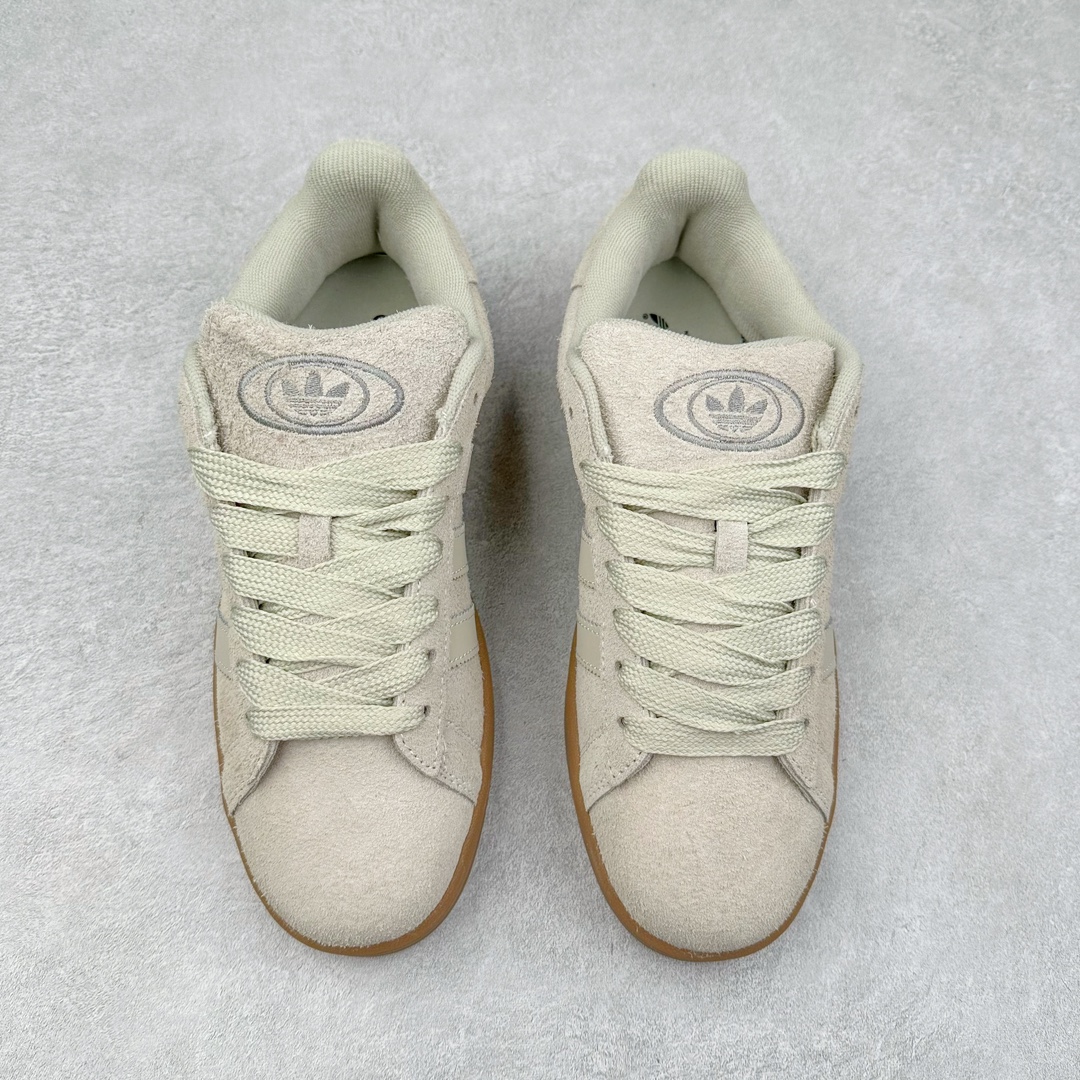 图片[2]-＃C版纯原 AD Originals Campus 00s 学院系列面包风经典复古低帮百搭休闲运动板鞋 原鞋开发 正确版型 市面唯一全鞋采用原厂头层SD皮料 正确宽版鞋盒 清洁度完美 诠释最高工艺 这次 Originals 选择了以经典复古鞋型 Campus 为蓝本打造全新面包鞋 这款鞋型联名不断 冠希当年对它更是钟爱有加 论牌面丝毫不输贝壳头、Forum 等大热鞋型 这次 Campus 一改 80 年代的瘦长造型 鞋舌、鞋身、鞋底甚至细节都变大了 营造出千禧年前后流行的面包鞋宽大廓形 因此鞋名改为 Campus 00s 鞋身采用绒面皮料搭配白色常规皮革 质感上还是延续了经典 Campus 的设计 鞋舌填充更加饱满 让鞋款整体看起来更加圆润 搭配上这款浅蓝配色 「蓝胖子」造型真的很可爱 鞋舌还加入了与以往 Campus 不同的全新三叶草 Logo 令造型更具千禧气息 鞋带也采用了加宽的设计 如果你不喜欢 这次还附送了传统鞋带可以替换 鞋底采用了米黄做旧设计 凸显鞋款的复古年代感 除了清新可人的浅蓝配色 还有一款酷灰配色 造型更加硬朗复古 而且相比浅蓝配色更加耐脏 尺码：36 36⅔ 37⅓ 38 38⅔ 39⅓ 40 40⅔ 41⅓ 42 42⅔ 43⅓ 44 44 ⅓ 45-选品中心
