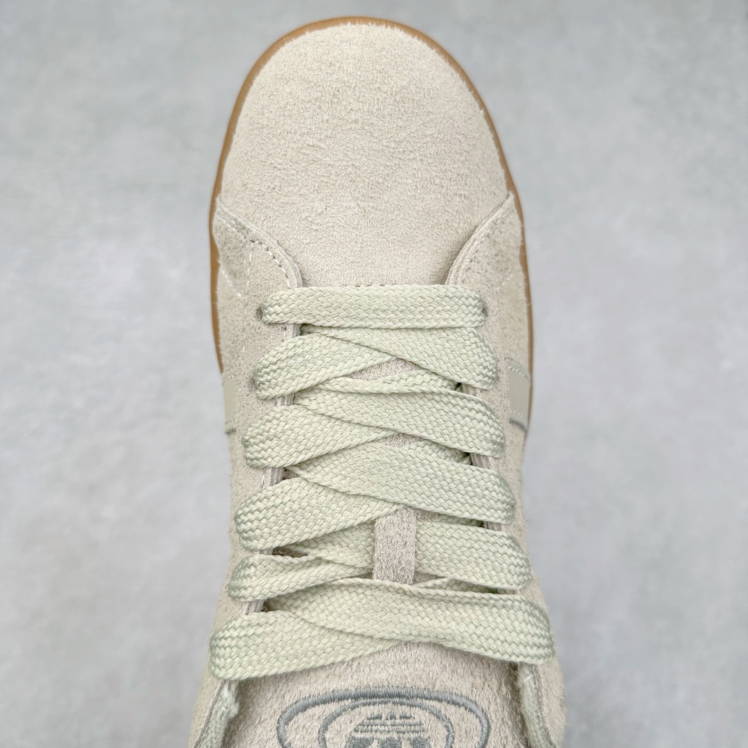 图片[4]-＃C版纯原 AD Originals Campus 00s 学院系列面包风经典复古低帮百搭休闲运动板鞋 原鞋开发 正确版型 市面唯一全鞋采用原厂头层SD皮料 正确宽版鞋盒 清洁度完美 诠释最高工艺 这次 Originals 选择了以经典复古鞋型 Campus 为蓝本打造全新面包鞋 这款鞋型联名不断 冠希当年对它更是钟爱有加 论牌面丝毫不输贝壳头、Forum 等大热鞋型 这次 Campus 一改 80 年代的瘦长造型 鞋舌、鞋身、鞋底甚至细节都变大了 营造出千禧年前后流行的面包鞋宽大廓形 因此鞋名改为 Campus 00s 鞋身采用绒面皮料搭配白色常规皮革 质感上还是延续了经典 Campus 的设计 鞋舌填充更加饱满 让鞋款整体看起来更加圆润 搭配上这款浅蓝配色 「蓝胖子」造型真的很可爱 鞋舌还加入了与以往 Campus 不同的全新三叶草 Logo 令造型更具千禧气息 鞋带也采用了加宽的设计 如果你不喜欢 这次还附送了传统鞋带可以替换 鞋底采用了米黄做旧设计 凸显鞋款的复古年代感 除了清新可人的浅蓝配色 还有一款酷灰配色 造型更加硬朗复古 而且相比浅蓝配色更加耐脏 尺码：36 36⅔ 37⅓ 38 38⅔ 39⅓ 40 40⅔ 41⅓ 42 42⅔ 43⅓ 44 44 ⅓ 45-选品中心