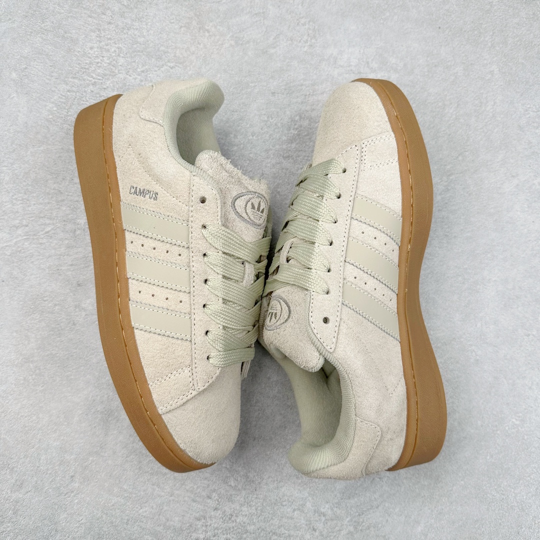 图片[3]-＃C版纯原 AD Originals Campus 00s 学院系列面包风经典复古低帮百搭休闲运动板鞋 原鞋开发 正确版型 市面唯一全鞋采用原厂头层SD皮料 正确宽版鞋盒 清洁度完美 诠释最高工艺 这次 Originals 选择了以经典复古鞋型 Campus 为蓝本打造全新面包鞋 这款鞋型联名不断 冠希当年对它更是钟爱有加 论牌面丝毫不输贝壳头、Forum 等大热鞋型 这次 Campus 一改 80 年代的瘦长造型 鞋舌、鞋身、鞋底甚至细节都变大了 营造出千禧年前后流行的面包鞋宽大廓形 因此鞋名改为 Campus 00s 鞋身采用绒面皮料搭配白色常规皮革 质感上还是延续了经典 Campus 的设计 鞋舌填充更加饱满 让鞋款整体看起来更加圆润 搭配上这款浅蓝配色 「蓝胖子」造型真的很可爱 鞋舌还加入了与以往 Campus 不同的全新三叶草 Logo 令造型更具千禧气息 鞋带也采用了加宽的设计 如果你不喜欢 这次还附送了传统鞋带可以替换 鞋底采用了米黄做旧设计 凸显鞋款的复古年代感 除了清新可人的浅蓝配色 还有一款酷灰配色 造型更加硬朗复古 而且相比浅蓝配色更加耐脏 尺码：36 36⅔ 37⅓ 38 38⅔ 39⅓ 40 40⅔ 41⅓ 42 42⅔ 43⅓ 44 44 ⅓ 45-选品中心