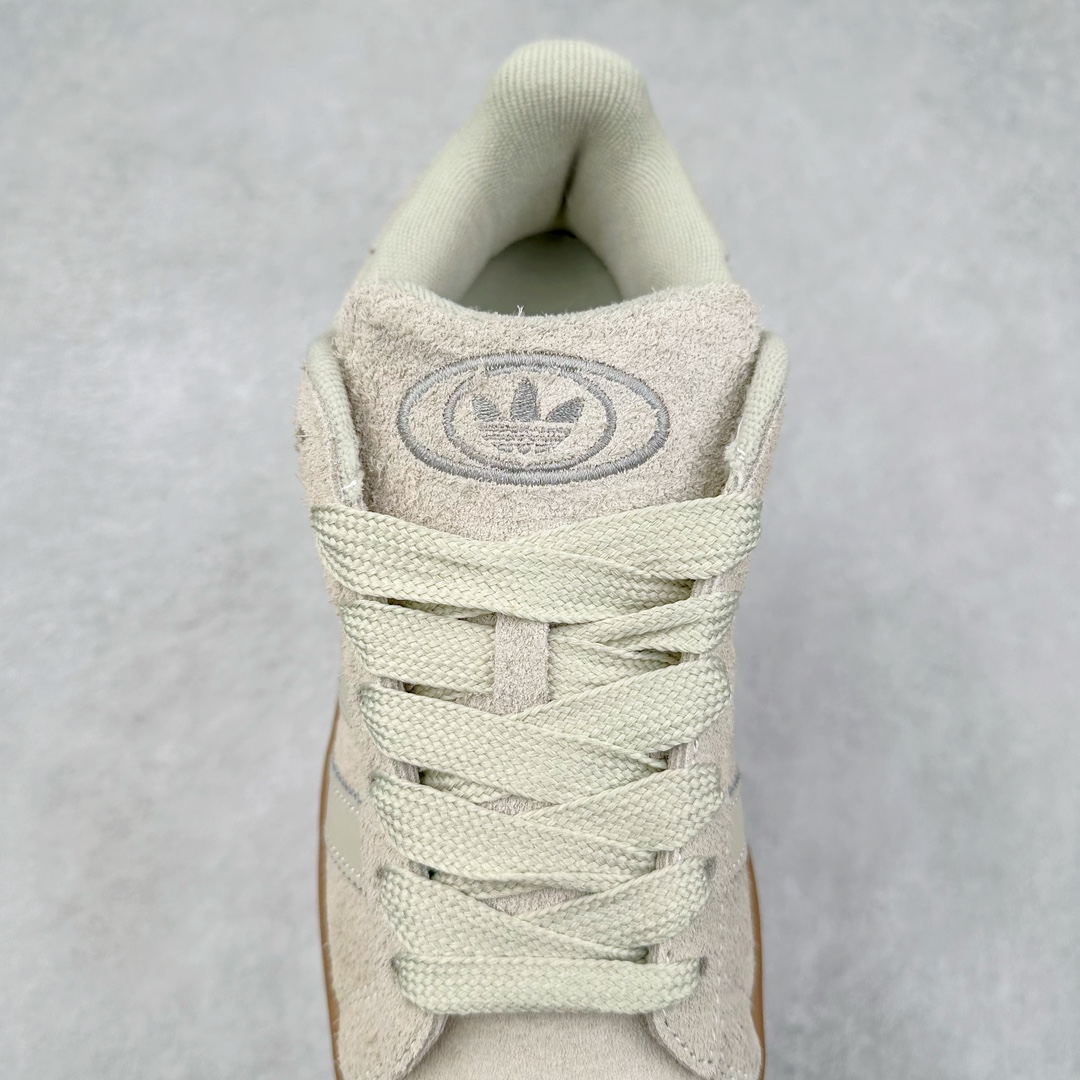 图片[5]-＃C版纯原 AD Originals Campus 00s 学院系列面包风经典复古低帮百搭休闲运动板鞋 原鞋开发 正确版型 市面唯一全鞋采用原厂头层SD皮料 正确宽版鞋盒 清洁度完美 诠释最高工艺 这次 Originals 选择了以经典复古鞋型 Campus 为蓝本打造全新面包鞋 这款鞋型联名不断 冠希当年对它更是钟爱有加 论牌面丝毫不输贝壳头、Forum 等大热鞋型 这次 Campus 一改 80 年代的瘦长造型 鞋舌、鞋身、鞋底甚至细节都变大了 营造出千禧年前后流行的面包鞋宽大廓形 因此鞋名改为 Campus 00s 鞋身采用绒面皮料搭配白色常规皮革 质感上还是延续了经典 Campus 的设计 鞋舌填充更加饱满 让鞋款整体看起来更加圆润 搭配上这款浅蓝配色 「蓝胖子」造型真的很可爱 鞋舌还加入了与以往 Campus 不同的全新三叶草 Logo 令造型更具千禧气息 鞋带也采用了加宽的设计 如果你不喜欢 这次还附送了传统鞋带可以替换 鞋底采用了米黄做旧设计 凸显鞋款的复古年代感 除了清新可人的浅蓝配色 还有一款酷灰配色 造型更加硬朗复古 而且相比浅蓝配色更加耐脏 尺码：36 36⅔ 37⅓ 38 38⅔ 39⅓ 40 40⅔ 41⅓ 42 42⅔ 43⅓ 44 44 ⅓ 45-选品中心