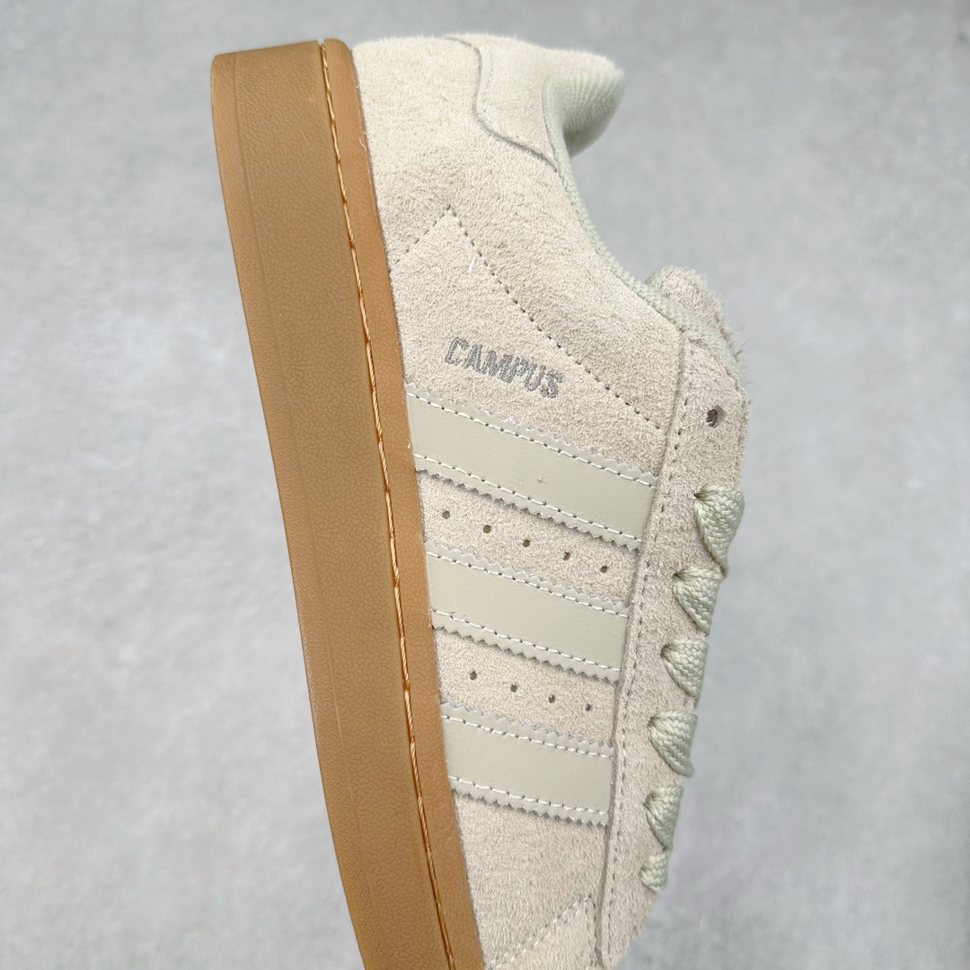 图片[6]-＃C版纯原 AD Originals Campus 00s 学院系列面包风经典复古低帮百搭休闲运动板鞋 原鞋开发 正确版型 市面唯一全鞋采用原厂头层SD皮料 正确宽版鞋盒 清洁度完美 诠释最高工艺 这次 Originals 选择了以经典复古鞋型 Campus 为蓝本打造全新面包鞋 这款鞋型联名不断 冠希当年对它更是钟爱有加 论牌面丝毫不输贝壳头、Forum 等大热鞋型 这次 Campus 一改 80 年代的瘦长造型 鞋舌、鞋身、鞋底甚至细节都变大了 营造出千禧年前后流行的面包鞋宽大廓形 因此鞋名改为 Campus 00s 鞋身采用绒面皮料搭配白色常规皮革 质感上还是延续了经典 Campus 的设计 鞋舌填充更加饱满 让鞋款整体看起来更加圆润 搭配上这款浅蓝配色 「蓝胖子」造型真的很可爱 鞋舌还加入了与以往 Campus 不同的全新三叶草 Logo 令造型更具千禧气息 鞋带也采用了加宽的设计 如果你不喜欢 这次还附送了传统鞋带可以替换 鞋底采用了米黄做旧设计 凸显鞋款的复古年代感 除了清新可人的浅蓝配色 还有一款酷灰配色 造型更加硬朗复古 而且相比浅蓝配色更加耐脏 尺码：36 36⅔ 37⅓ 38 38⅔ 39⅓ 40 40⅔ 41⅓ 42 42⅔ 43⅓ 44 44 ⅓ 45-选品中心