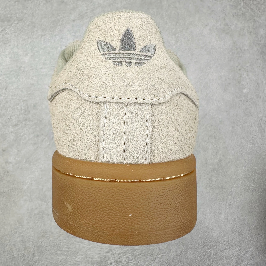 图片[8]-＃C版纯原 AD Originals Campus 00s 学院系列面包风经典复古低帮百搭休闲运动板鞋 原鞋开发 正确版型 市面唯一全鞋采用原厂头层SD皮料 正确宽版鞋盒 清洁度完美 诠释最高工艺 这次 Originals 选择了以经典复古鞋型 Campus 为蓝本打造全新面包鞋 这款鞋型联名不断 冠希当年对它更是钟爱有加 论牌面丝毫不输贝壳头、Forum 等大热鞋型 这次 Campus 一改 80 年代的瘦长造型 鞋舌、鞋身、鞋底甚至细节都变大了 营造出千禧年前后流行的面包鞋宽大廓形 因此鞋名改为 Campus 00s 鞋身采用绒面皮料搭配白色常规皮革 质感上还是延续了经典 Campus 的设计 鞋舌填充更加饱满 让鞋款整体看起来更加圆润 搭配上这款浅蓝配色 「蓝胖子」造型真的很可爱 鞋舌还加入了与以往 Campus 不同的全新三叶草 Logo 令造型更具千禧气息 鞋带也采用了加宽的设计 如果你不喜欢 这次还附送了传统鞋带可以替换 鞋底采用了米黄做旧设计 凸显鞋款的复古年代感 除了清新可人的浅蓝配色 还有一款酷灰配色 造型更加硬朗复古 而且相比浅蓝配色更加耐脏 尺码：36 36⅔ 37⅓ 38 38⅔ 39⅓ 40 40⅔ 41⅓ 42 42⅔ 43⅓ 44 44 ⅓ 45-选品中心