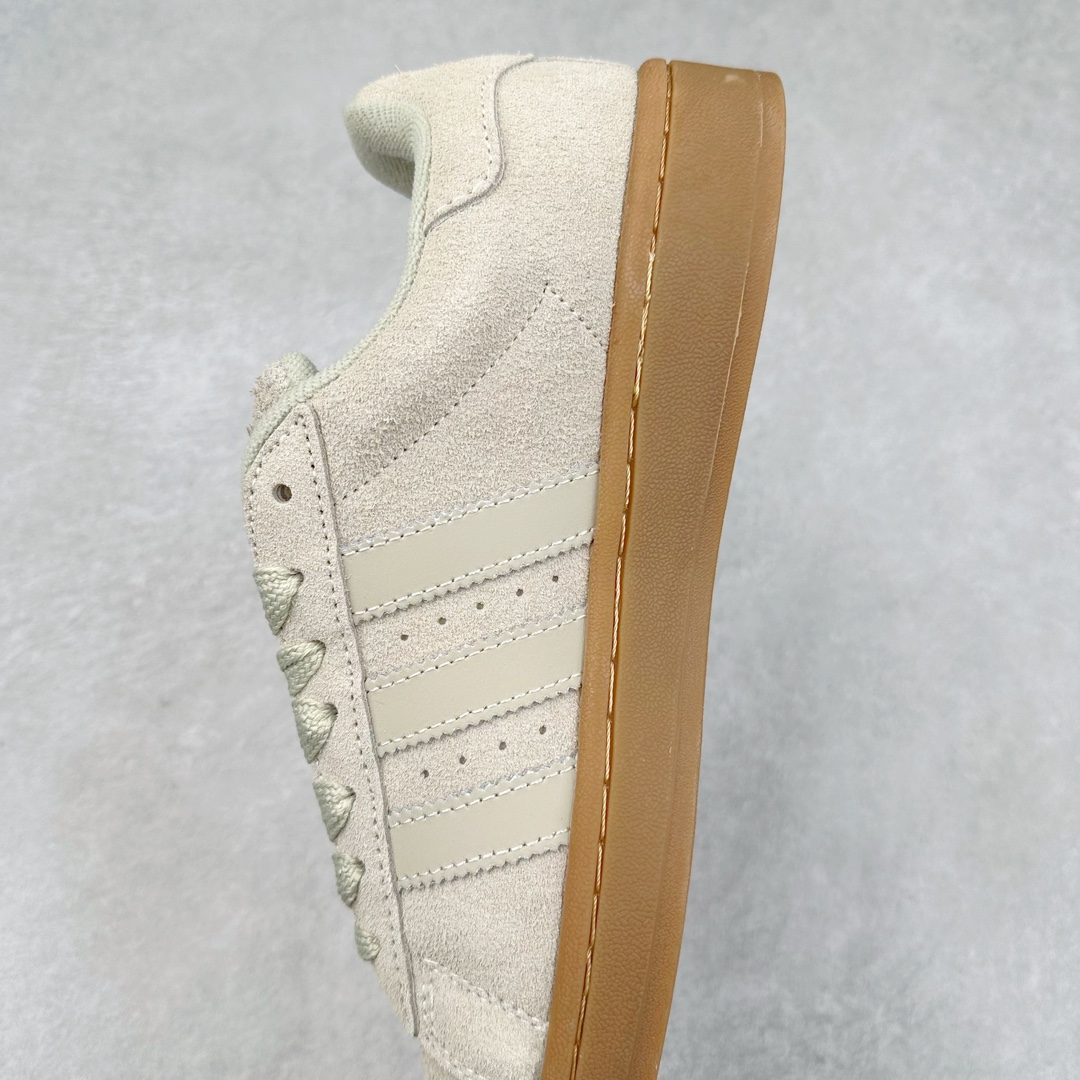 图片[7]-＃C版纯原 AD Originals Campus 00s 学院系列面包风经典复古低帮百搭休闲运动板鞋 原鞋开发 正确版型 市面唯一全鞋采用原厂头层SD皮料 正确宽版鞋盒 清洁度完美 诠释最高工艺 这次 Originals 选择了以经典复古鞋型 Campus 为蓝本打造全新面包鞋 这款鞋型联名不断 冠希当年对它更是钟爱有加 论牌面丝毫不输贝壳头、Forum 等大热鞋型 这次 Campus 一改 80 年代的瘦长造型 鞋舌、鞋身、鞋底甚至细节都变大了 营造出千禧年前后流行的面包鞋宽大廓形 因此鞋名改为 Campus 00s 鞋身采用绒面皮料搭配白色常规皮革 质感上还是延续了经典 Campus 的设计 鞋舌填充更加饱满 让鞋款整体看起来更加圆润 搭配上这款浅蓝配色 「蓝胖子」造型真的很可爱 鞋舌还加入了与以往 Campus 不同的全新三叶草 Logo 令造型更具千禧气息 鞋带也采用了加宽的设计 如果你不喜欢 这次还附送了传统鞋带可以替换 鞋底采用了米黄做旧设计 凸显鞋款的复古年代感 除了清新可人的浅蓝配色 还有一款酷灰配色 造型更加硬朗复古 而且相比浅蓝配色更加耐脏 尺码：36 36⅔ 37⅓ 38 38⅔ 39⅓ 40 40⅔ 41⅓ 42 42⅔ 43⅓ 44 44 ⅓ 45-选品中心