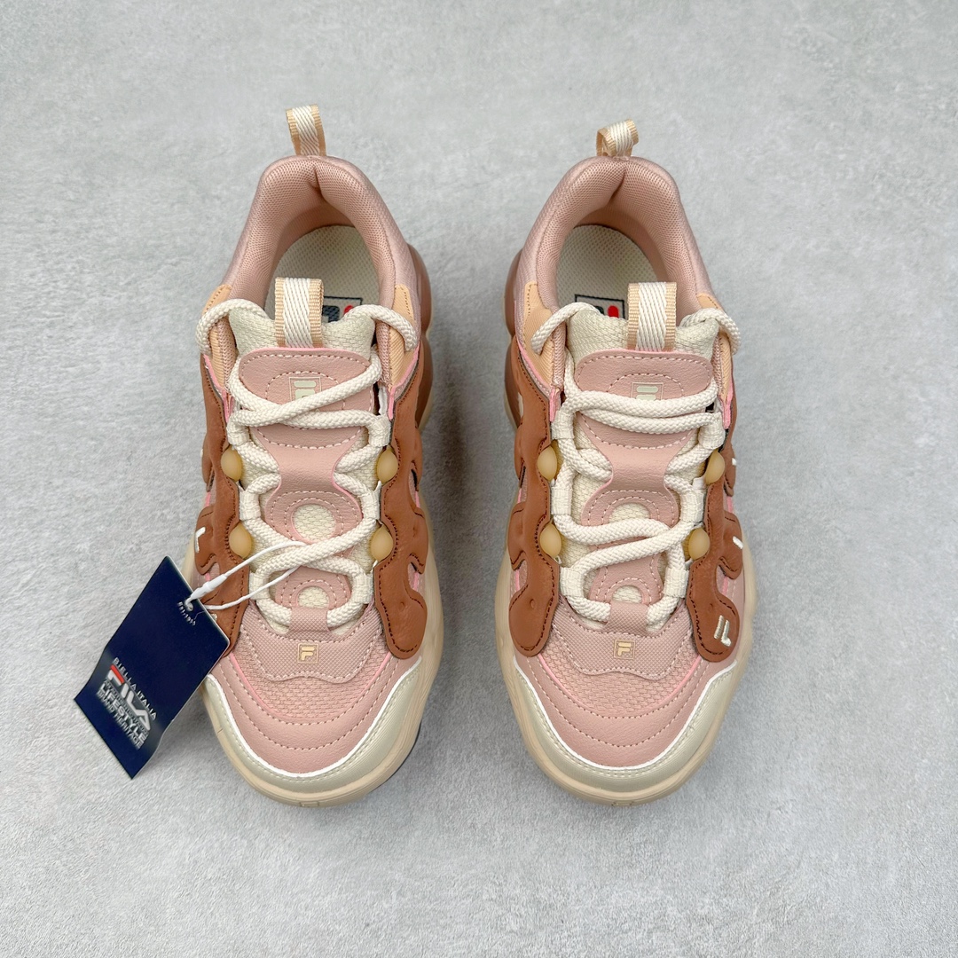 图片[2]-FILA PEASE 斐乐豌豆鞋舒适百搭防滑耐磨低帮生活休闲鞋老爹鞋 FILA的植物系穿搭深谙潮流之道，Clean-Fit的清新风格深深影响着City Boys & Girls。豌豆鞋的外观可谓一眼入魂，设计灵感来源于豌豆荚碱水面包，在鞋廓形保留薄款面包鞋DNA的基础上，发展并创新“面包鞋”风格，如垂挂豆子的鞋面，双层双色中底的鞋底都为这双鞋增添了独特的辨识度。独有的圆鼓豌豆形鞋面设计，鞋面革料做鼓，犹如一颗颗垂挂的豆子，圆润可爱，充满趣味；双层豌豆荚中底设计上层轻能发泡豆荚，下层柔能发泡豌豆形中底，打造圆润软弹、形象有趣的豌豆荚中底。饱满的外形带来温暖质感，上脚圆润，凸显腿部线条，时尚百搭。作为今年秋冬的出街鞋款，实在太合适不过了。豌豆鞋不仅外观令人过目不忘，并且脚感出众，独家的发泡材料提供了轻质软弹的舒适度，即便日行两万步也不会觉得疲惫，同时适应各种穿着场合，轻松搭配各种服饰。尺码：36 36.5 37.5 38 38.5 39 40 40.5 41 42 42.5 43 44 44.5 45-选品中心