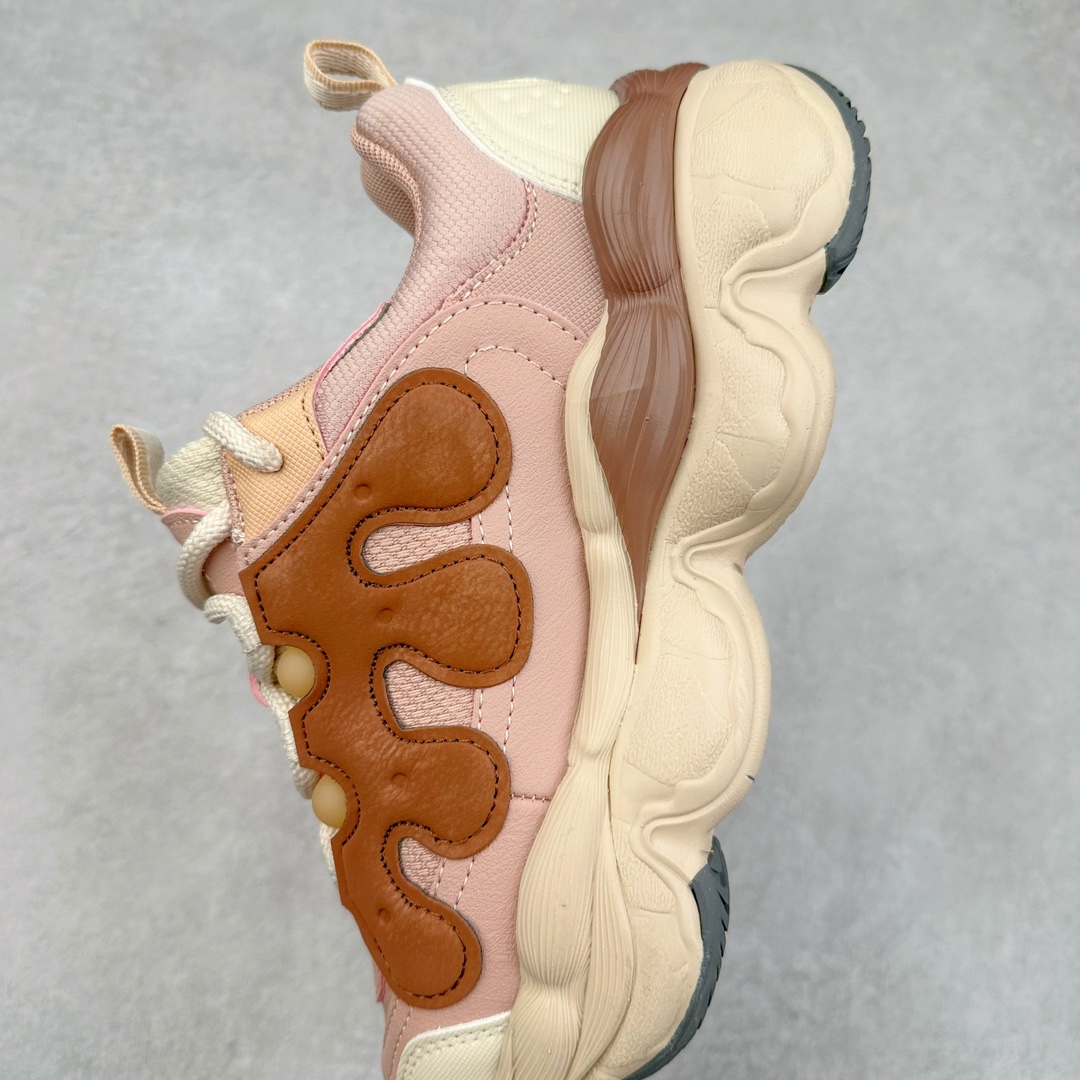 图片[7]-FILA PEASE 斐乐豌豆鞋舒适百搭防滑耐磨低帮生活休闲鞋老爹鞋 FILA的植物系穿搭深谙潮流之道，Clean-Fit的清新风格深深影响着City Boys & Girls。豌豆鞋的外观可谓一眼入魂，设计灵感来源于豌豆荚碱水面包，在鞋廓形保留薄款面包鞋DNA的基础上，发展并创新“面包鞋”风格，如垂挂豆子的鞋面，双层双色中底的鞋底都为这双鞋增添了独特的辨识度。独有的圆鼓豌豆形鞋面设计，鞋面革料做鼓，犹如一颗颗垂挂的豆子，圆润可爱，充满趣味；双层豌豆荚中底设计上层轻能发泡豆荚，下层柔能发泡豌豆形中底，打造圆润软弹、形象有趣的豌豆荚中底。饱满的外形带来温暖质感，上脚圆润，凸显腿部线条，时尚百搭。作为今年秋冬的出街鞋款，实在太合适不过了。豌豆鞋不仅外观令人过目不忘，并且脚感出众，独家的发泡材料提供了轻质软弹的舒适度，即便日行两万步也不会觉得疲惫，同时适应各种穿着场合，轻松搭配各种服饰。尺码：36 36.5 37.5 38 38.5 39 40 40.5 41 42 42.5 43 44 44.5 45-选品中心