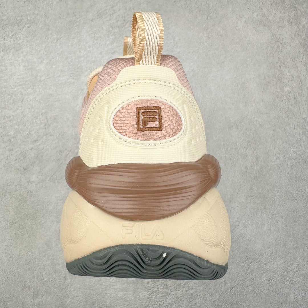 图片[8]-FILA PEASE 斐乐豌豆鞋舒适百搭防滑耐磨低帮生活休闲鞋老爹鞋 FILA的植物系穿搭深谙潮流之道，Clean-Fit的清新风格深深影响着City Boys & Girls。豌豆鞋的外观可谓一眼入魂，设计灵感来源于豌豆荚碱水面包，在鞋廓形保留薄款面包鞋DNA的基础上，发展并创新“面包鞋”风格，如垂挂豆子的鞋面，双层双色中底的鞋底都为这双鞋增添了独特的辨识度。独有的圆鼓豌豆形鞋面设计，鞋面革料做鼓，犹如一颗颗垂挂的豆子，圆润可爱，充满趣味；双层豌豆荚中底设计上层轻能发泡豆荚，下层柔能发泡豌豆形中底，打造圆润软弹、形象有趣的豌豆荚中底。饱满的外形带来温暖质感，上脚圆润，凸显腿部线条，时尚百搭。作为今年秋冬的出街鞋款，实在太合适不过了。豌豆鞋不仅外观令人过目不忘，并且脚感出众，独家的发泡材料提供了轻质软弹的舒适度，即便日行两万步也不会觉得疲惫，同时适应各种穿着场合，轻松搭配各种服饰。尺码：36 36.5 37.5 38 38.5 39 40 40.5 41 42 42.5 43 44 44.5 45-选品中心