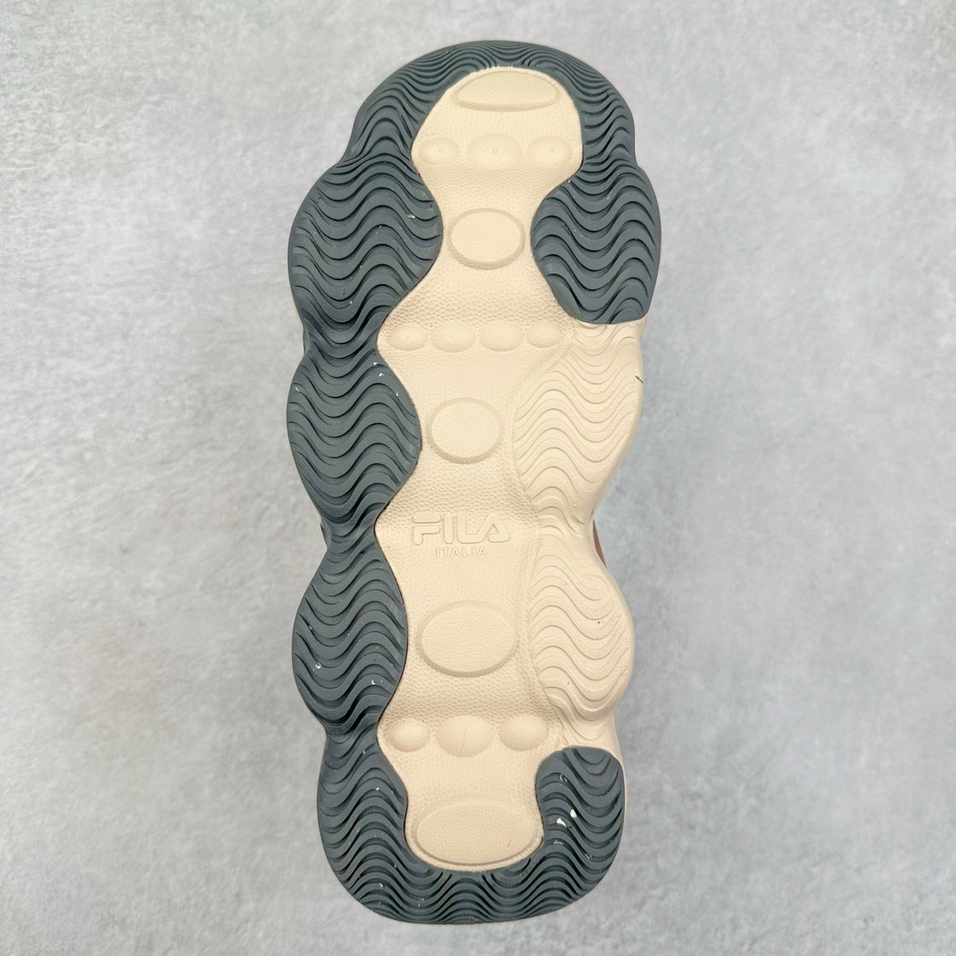 图片[9]-FILA PEASE 斐乐豌豆鞋舒适百搭防滑耐磨低帮生活休闲鞋老爹鞋 FILA的植物系穿搭深谙潮流之道，Clean-Fit的清新风格深深影响着City Boys & Girls。豌豆鞋的外观可谓一眼入魂，设计灵感来源于豌豆荚碱水面包，在鞋廓形保留薄款面包鞋DNA的基础上，发展并创新“面包鞋”风格，如垂挂豆子的鞋面，双层双色中底的鞋底都为这双鞋增添了独特的辨识度。独有的圆鼓豌豆形鞋面设计，鞋面革料做鼓，犹如一颗颗垂挂的豆子，圆润可爱，充满趣味；双层豌豆荚中底设计上层轻能发泡豆荚，下层柔能发泡豌豆形中底，打造圆润软弹、形象有趣的豌豆荚中底。饱满的外形带来温暖质感，上脚圆润，凸显腿部线条，时尚百搭。作为今年秋冬的出街鞋款，实在太合适不过了。豌豆鞋不仅外观令人过目不忘，并且脚感出众，独家的发泡材料提供了轻质软弹的舒适度，即便日行两万步也不会觉得疲惫，同时适应各种穿着场合，轻松搭配各种服饰。尺码：36 36.5 37.5 38 38.5 39 40 40.5 41 42 42.5 43 44 44.5 45-选品中心