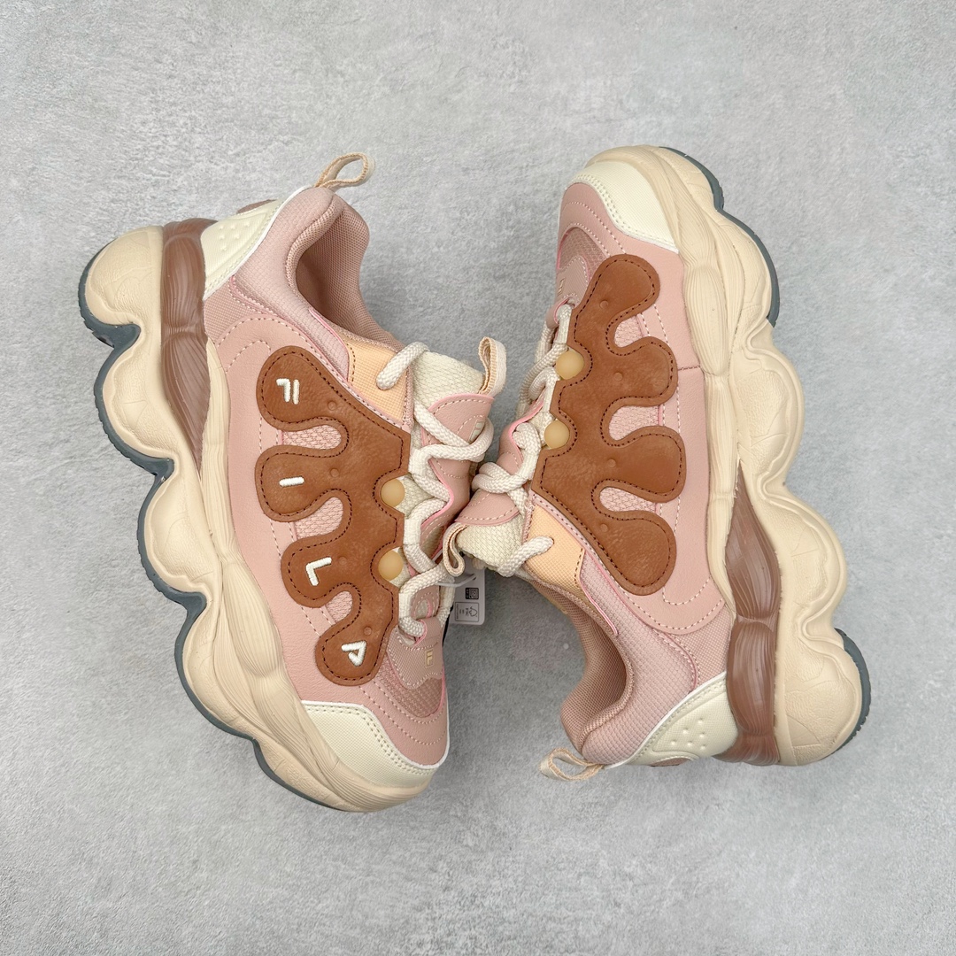 图片[3]-FILA PEASE 斐乐豌豆鞋舒适百搭防滑耐磨低帮生活休闲鞋老爹鞋 FILA的植物系穿搭深谙潮流之道，Clean-Fit的清新风格深深影响着City Boys & Girls。豌豆鞋的外观可谓一眼入魂，设计灵感来源于豌豆荚碱水面包，在鞋廓形保留薄款面包鞋DNA的基础上，发展并创新“面包鞋”风格，如垂挂豆子的鞋面，双层双色中底的鞋底都为这双鞋增添了独特的辨识度。独有的圆鼓豌豆形鞋面设计，鞋面革料做鼓，犹如一颗颗垂挂的豆子，圆润可爱，充满趣味；双层豌豆荚中底设计上层轻能发泡豆荚，下层柔能发泡豌豆形中底，打造圆润软弹、形象有趣的豌豆荚中底。饱满的外形带来温暖质感，上脚圆润，凸显腿部线条，时尚百搭。作为今年秋冬的出街鞋款，实在太合适不过了。豌豆鞋不仅外观令人过目不忘，并且脚感出众，独家的发泡材料提供了轻质软弹的舒适度，即便日行两万步也不会觉得疲惫，同时适应各种穿着场合，轻松搭配各种服饰。尺码：36 36.5 37.5 38 38.5 39 40 40.5 41 42 42.5 43 44 44.5 45-选品中心