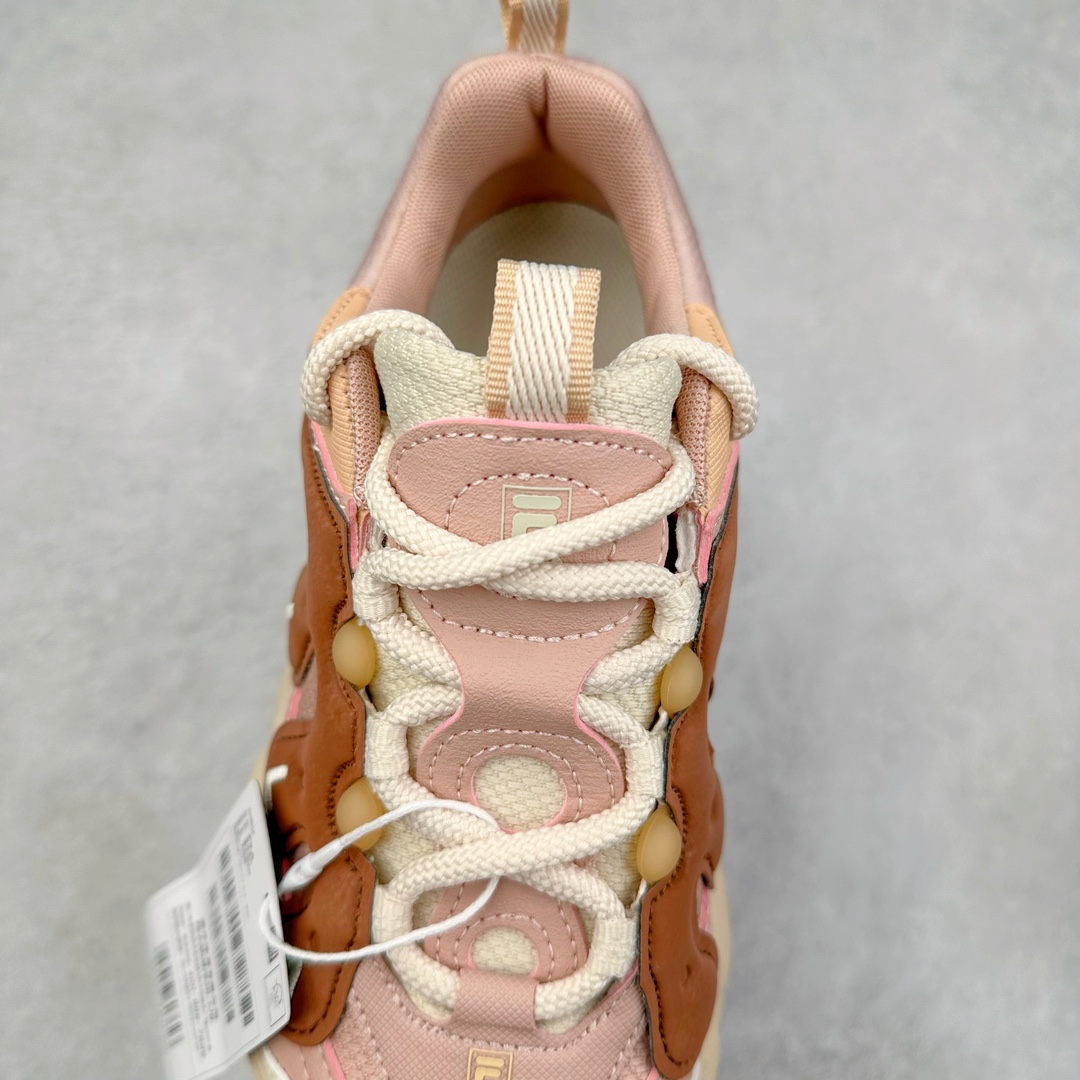 图片[5]-FILA PEASE 斐乐豌豆鞋舒适百搭防滑耐磨低帮生活休闲鞋老爹鞋 FILA的植物系穿搭深谙潮流之道，Clean-Fit的清新风格深深影响着City Boys & Girls。豌豆鞋的外观可谓一眼入魂，设计灵感来源于豌豆荚碱水面包，在鞋廓形保留薄款面包鞋DNA的基础上，发展并创新“面包鞋”风格，如垂挂豆子的鞋面，双层双色中底的鞋底都为这双鞋增添了独特的辨识度。独有的圆鼓豌豆形鞋面设计，鞋面革料做鼓，犹如一颗颗垂挂的豆子，圆润可爱，充满趣味；双层豌豆荚中底设计上层轻能发泡豆荚，下层柔能发泡豌豆形中底，打造圆润软弹、形象有趣的豌豆荚中底。饱满的外形带来温暖质感，上脚圆润，凸显腿部线条，时尚百搭。作为今年秋冬的出街鞋款，实在太合适不过了。豌豆鞋不仅外观令人过目不忘，并且脚感出众，独家的发泡材料提供了轻质软弹的舒适度，即便日行两万步也不会觉得疲惫，同时适应各种穿着场合，轻松搭配各种服饰。尺码：36 36.5 37.5 38 38.5 39 40 40.5 41 42 42.5 43 44 44.5 45-选品中心