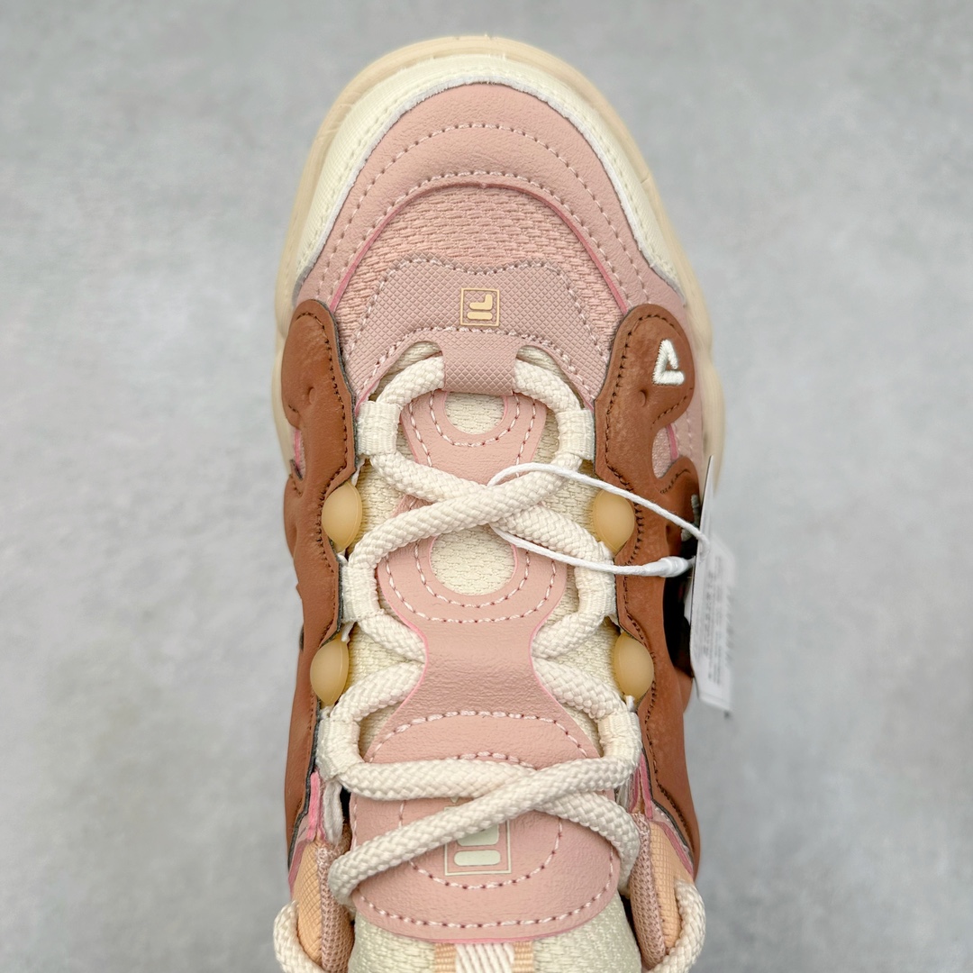 图片[4]-FILA PEASE 斐乐豌豆鞋舒适百搭防滑耐磨低帮生活休闲鞋老爹鞋 FILA的植物系穿搭深谙潮流之道，Clean-Fit的清新风格深深影响着City Boys & Girls。豌豆鞋的外观可谓一眼入魂，设计灵感来源于豌豆荚碱水面包，在鞋廓形保留薄款面包鞋DNA的基础上，发展并创新“面包鞋”风格，如垂挂豆子的鞋面，双层双色中底的鞋底都为这双鞋增添了独特的辨识度。独有的圆鼓豌豆形鞋面设计，鞋面革料做鼓，犹如一颗颗垂挂的豆子，圆润可爱，充满趣味；双层豌豆荚中底设计上层轻能发泡豆荚，下层柔能发泡豌豆形中底，打造圆润软弹、形象有趣的豌豆荚中底。饱满的外形带来温暖质感，上脚圆润，凸显腿部线条，时尚百搭。作为今年秋冬的出街鞋款，实在太合适不过了。豌豆鞋不仅外观令人过目不忘，并且脚感出众，独家的发泡材料提供了轻质软弹的舒适度，即便日行两万步也不会觉得疲惫，同时适应各种穿着场合，轻松搭配各种服饰。尺码：36 36.5 37.5 38 38.5 39 40 40.5 41 42 42.5 43 44 44.5 45-选品中心