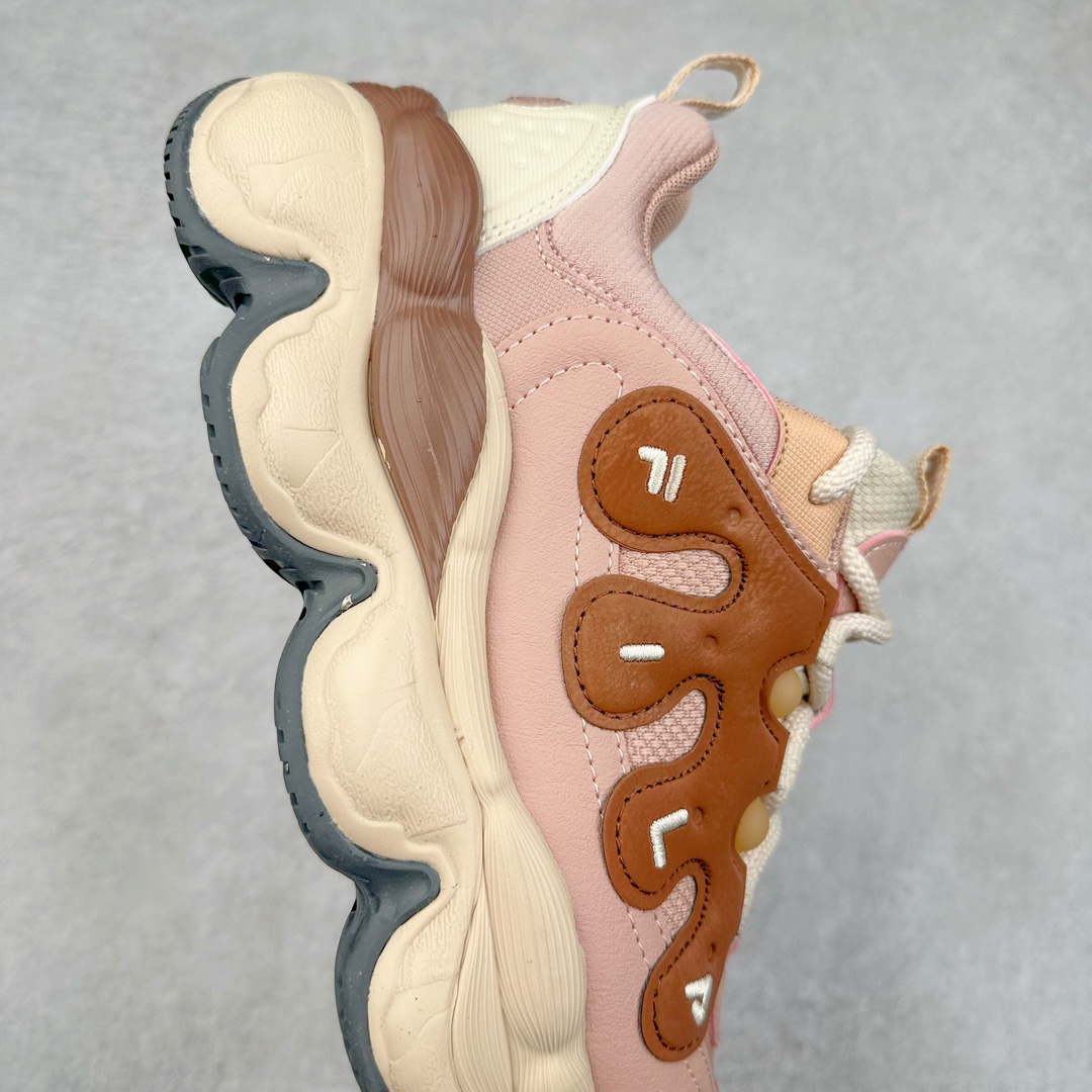 图片[6]-FILA PEASE 斐乐豌豆鞋舒适百搭防滑耐磨低帮生活休闲鞋老爹鞋 FILA的植物系穿搭深谙潮流之道，Clean-Fit的清新风格深深影响着City Boys & Girls。豌豆鞋的外观可谓一眼入魂，设计灵感来源于豌豆荚碱水面包，在鞋廓形保留薄款面包鞋DNA的基础上，发展并创新“面包鞋”风格，如垂挂豆子的鞋面，双层双色中底的鞋底都为这双鞋增添了独特的辨识度。独有的圆鼓豌豆形鞋面设计，鞋面革料做鼓，犹如一颗颗垂挂的豆子，圆润可爱，充满趣味；双层豌豆荚中底设计上层轻能发泡豆荚，下层柔能发泡豌豆形中底，打造圆润软弹、形象有趣的豌豆荚中底。饱满的外形带来温暖质感，上脚圆润，凸显腿部线条，时尚百搭。作为今年秋冬的出街鞋款，实在太合适不过了。豌豆鞋不仅外观令人过目不忘，并且脚感出众，独家的发泡材料提供了轻质软弹的舒适度，即便日行两万步也不会觉得疲惫，同时适应各种穿着场合，轻松搭配各种服饰。尺码：36 36.5 37.5 38 38.5 39 40 40.5 41 42 42.5 43 44 44.5 45-选品中心