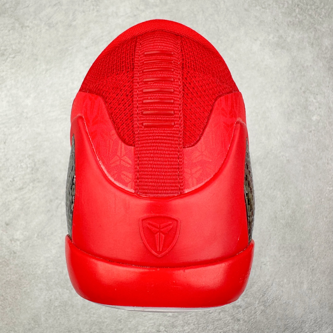 图片[8]-NK Kobe 9 Elite Protro 科比九代精英款低帮实战篮球鞋 FZ7334-100 设计灵感中与以往几代的耐克 ZOOM KOBE 系列一样，加入了签名，密码，碳板这些元素，在表达它的主人身份的同时，也显示了自己的与众不同。鞋后跟的九条红色代表的则是科比接受跟腱修复手术后的伤疤，象征了科比坚韧的赛场性格。此外，耐克Kobe 9 Elite也用到了耐克最新的 Flyknit科技，在使 耐克Kobe 9 Elite更加轻盈的同时，也变得更有支撑性与耐用性。鞋身两侧以及经常弯折的区域采用的则是更紧密的连接方式。看似夸张的超高帮设计并不会在实战中影响脚的感受，其完美的包裹性并没有降低耐克Kobe 9 Elite本身的灵活性。再夸张的动作，鞋面都会紧紧包裹脚部，丝毫不会影响发挥。尺码：40 40.5 41 42 42.5 43 44 44.5 45 46-选品中心