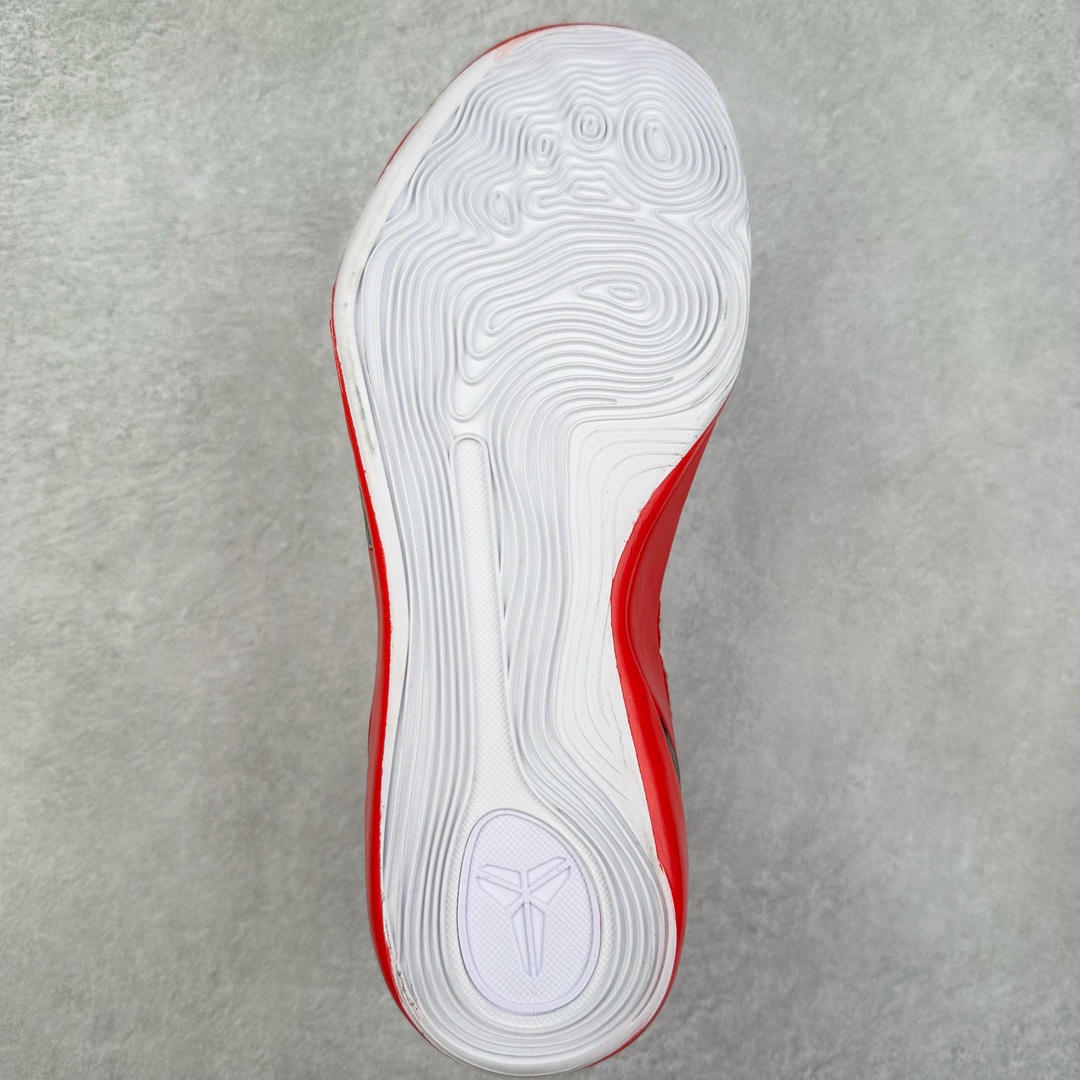 图片[9]-NK Kobe 9 Elite Protro 科比九代精英款低帮实战篮球鞋 FZ7334-100 设计灵感中与以往几代的耐克 ZOOM KOBE 系列一样，加入了签名，密码，碳板这些元素，在表达它的主人身份的同时，也显示了自己的与众不同。鞋后跟的九条红色代表的则是科比接受跟腱修复手术后的伤疤，象征了科比坚韧的赛场性格。此外，耐克Kobe 9 Elite也用到了耐克最新的 Flyknit科技，在使 耐克Kobe 9 Elite更加轻盈的同时，也变得更有支撑性与耐用性。鞋身两侧以及经常弯折的区域采用的则是更紧密的连接方式。看似夸张的超高帮设计并不会在实战中影响脚的感受，其完美的包裹性并没有降低耐克Kobe 9 Elite本身的灵活性。再夸张的动作，鞋面都会紧紧包裹脚部，丝毫不会影响发挥。尺码：40 40.5 41 42 42.5 43 44 44.5 45 46-选品中心
