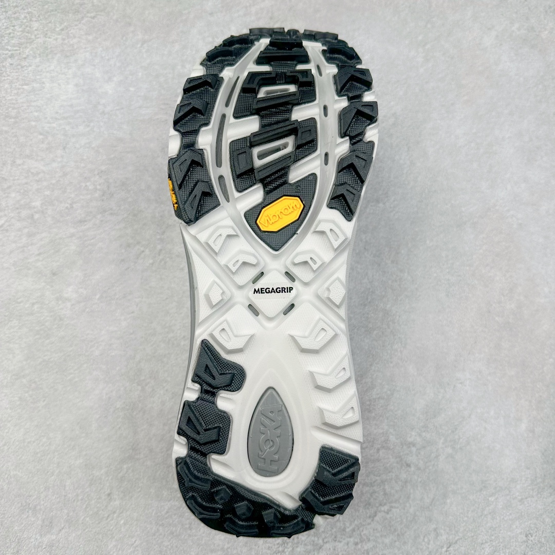 图片[9]-＃HK纯原 HOKA ONE ONE Mafate Speed 2 Low 玛法特2代系列低帮轻量户外越野休闲运动慢跑鞋 HOKA ONE ONE 最近推出了一个胶囊系列 Origin Story 这个系列里的 Mafate Speed 2 可以说让我日思夜想有一阵子了 最近终于拔草 让我来分享一下这双也是上脚赞到爆的越野跑鞋吧 以阿尔卑斯山脉作为主题将亮黄色与蓝色调覆盖在这经典轮廓之上 配色的呈现效果相当亮眼 以至于很多人买这个配色是用来日常搭配的 鞋面采用超轻的无缝架构 轻薄的TPU贴在透气的鞋面材料上 减轻重量同时也保证了支撑性 鞋底则采用滚动平衡技术 引导跑者回归自然步态 祖传的神奇EVA材质中底依旧是一如既往地表现优秀 能提供充足的缓震 作为HOKA家的越野跑鞋 VIBRAM 橡胶大底也是必不可少的 即便在复杂湿滑的地形 依旧能有良好的抓地力及稳定性 鞋带采用了弹性不易松脱的扁宽弹性鞋带 前掌与中掌部分也进行了加宽 也更加适合亚洲人的脚型 是一款十分全面且足够强悍的户外硬核越野鞋 而这双极其亮眼的越野跑鞋恰好又是在江山一百中参赛的UTMB冠军 Ludovic POMMERET 夺冠时穿着的战靴 这就让它变得更加有吸引力了 用来日常搭配的话短裤是基本不挑 长裤我个人推荐阔腿裤 工装裤以及各种长筒牛仔裤都可以 尺码：36 36.5 37.5 38 38.5 39 40 40.5 41 42 42.5 43 44 44.5 45-选品中心